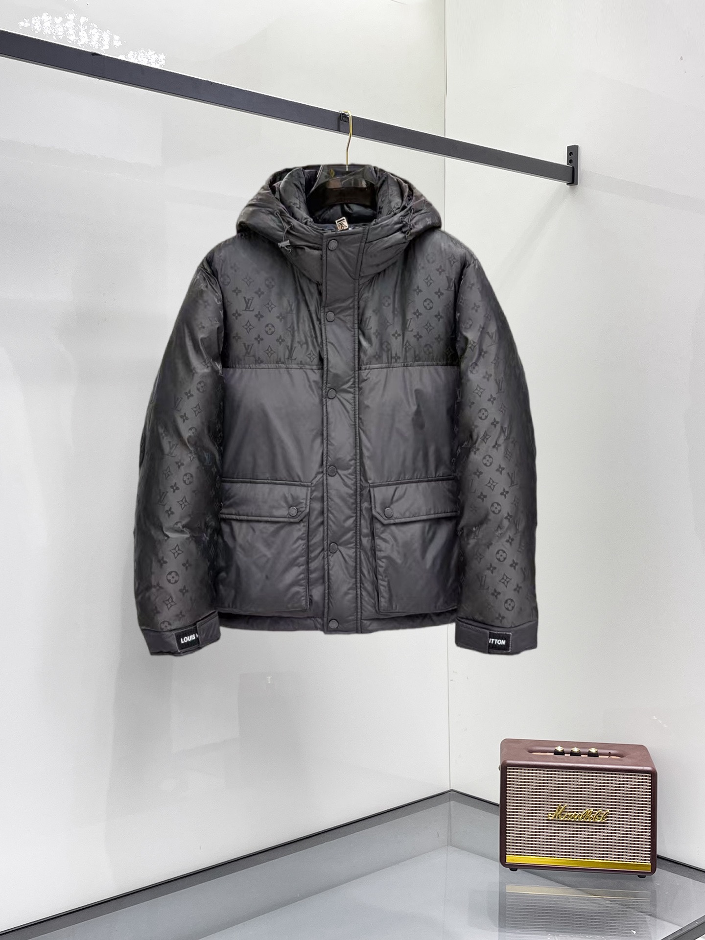 NO:731592,Support replacement after the year!  LV 2025 autumn and winter new down jacket. This is known as the most expensive down jacket in the world, all 90 down. With a classic logo combination, it is full of visual impact at first sight. It has better thermal insulation performance, is light and not heavy, and has good loft recovery after compression, and it can gather heat and lock in temperature!  Personalized color matching design, fresh and energetic!  There are too many versions circulating in the market. In addition to the different fabrics and workmanship, the biggest difference is that the filling is not goose down at all but feather silk or velvet, etc., and it is not easy to distinguish for those who don’t understand. In addition, the fabrics and workmanship are definitely not of the same level. In short, look for us and you will never go astray. All the exclusive full colors are purchased from genuine development. If you understand the quality of our down jackets, you can safely recommend it with your eyes closed. The three standards are complete!  Uniform series for men and women!  Size M-3XL. Maximum wear is 195 pounds.,,louis vuitton,down jacket,19860909支持年后退换！ LV 2025秋冬新款羽绒服.这款号称羽绒服届最贵的,全部90绒的.带着经典的Logo组合搭配,第一眼看到就是满满的视觉冲击,保暖性能更出色,轻便不厚重,且压缩后的蓬松度恢复性好,聚热锁温！个性的拼色设计,清新有活力！市面流通的版本实在太多了,除了面料做工不同外,最大的区别就是填充物根本不是鹅绒而是羽丝或手感绒等等,而不懂的根本不容易区分.另外面料和做工也绝对不是一个级别,总之认准我们,让你绝对不跑偏,独家全色全部购入正版开发,懂我们家羽绒服质量的,完全可以放心闭眼推.三标齐全！男女同款系列！码数M-3XL.最大穿到195斤.,,louis vuitton,down jacket,,Men's clothing