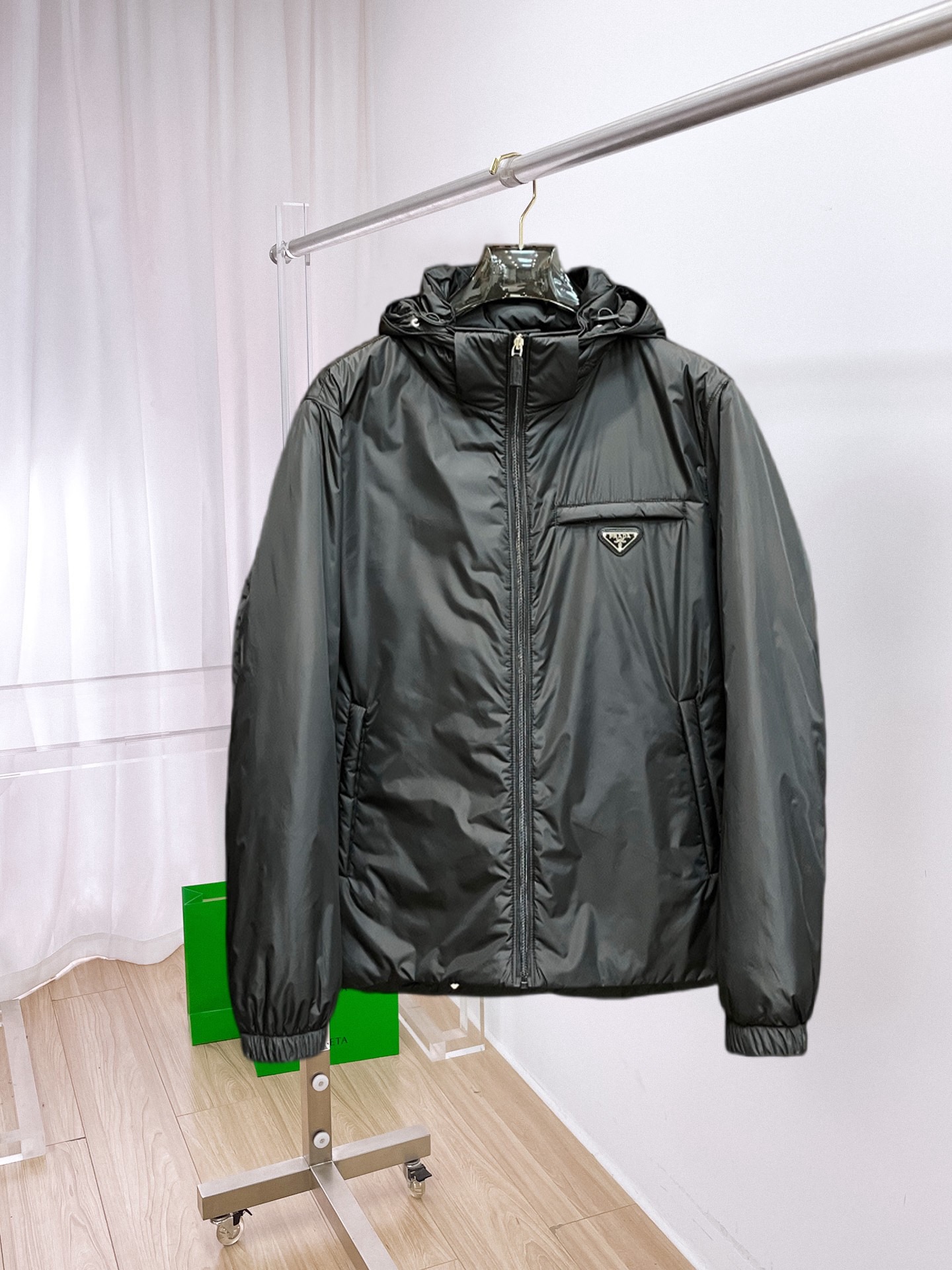 NO:680829,Prada's new winter down 90 white duck down jacket, the new product on the show is in perfect condition, comfortable and warm, the color is full and attractive, the very outstanding design easily enhances the fashion sense, the workmanship is extremely sophisticated and rigorous, and the wiring is neat and meticulous!  A masterpiece from a famous designer!  The upper body does not look bloated and is super handsome!  Counter size M～XXXL,,prada,jackets & coats,down jacket,19860909普拉达 冬季新款羽绒90白鸭绒外套,秀场新品品相非常完美,舒适保暖,色泽饱满诱人,非常出彩的设计,轻松将时髦感进阶,做工极为考究严谨,走线工整细致！大牌设计师巨作！上身不显臃肿、超级帅气！柜台码数M～XXXL,,prada,jackets & coats,down jacket,,Men's clothing