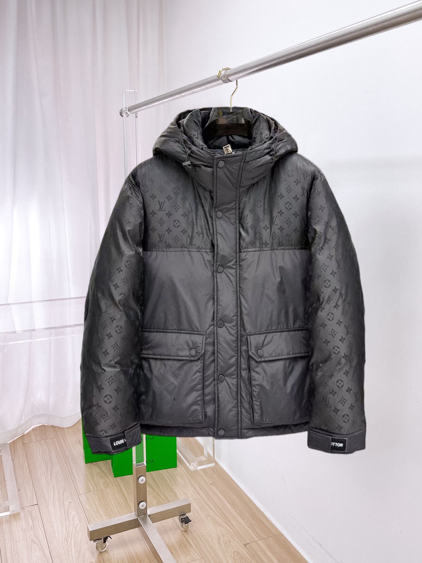 NO:680832,LV's new winter down 90 white duck down jacket, the new product on the show is in perfect condition, comfortable and warm, the color is full and attractive, the very outstanding design easily enhances the fashion sense, the workmanship is extremely sophisticated and rigorous, and the wiring is neat and meticulous!  A masterpiece from a famous designer!  The upper body does not look bloated and is super handsome!  Counter size M～XXXL,,louis vuitton,jackets & coats,down jacket,19860909LV 冬季新款羽绒90白鸭绒外套,秀场新品品相非常完美,舒适保暖,色泽饱满诱人,非常出彩的设计,轻松将时髦感进阶,做工极为考究严谨,走线工整细致！大牌设计师巨作！上身不显臃肿、超级帅气！柜台码数M～XXXL,,louis vuitton,jackets & coats,down jacket,,Men's clothing