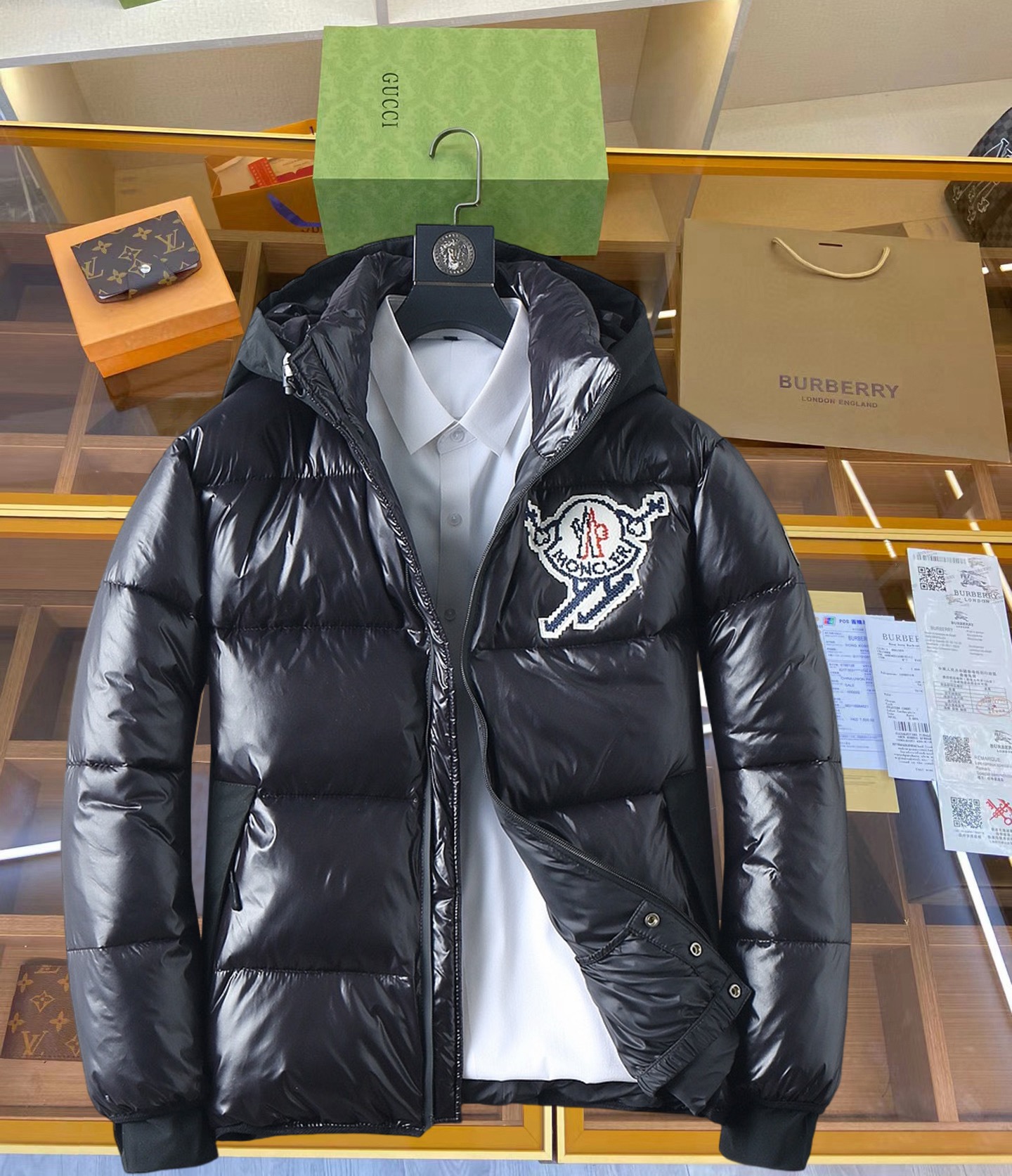 NO:682735,Mengkou's new 2025 autumn and winter down jacket. This is known as the most expensive down jacket in the world, all 90 down. With a classic logo combination, it is full of visual impact at first sight. It has better thermal insulation performance, is light and not heavy, and has good loft recovery after compression, and it can gather heat and lock in temperature!  Personalized color matching design, fresh and energetic!  There are too many versions circulating in the market. In addition to the different fabrics and workmanship, the biggest difference is that the filling is not goose down at all but feather silk or velvet, etc., and it is not easy to distinguish for those who don’t understand. In addition, the fabrics and workmanship are definitely not of the same level. In short, look for us and you will never go astray. All the exclusive full colors are purchased from genuine development. If you understand the quality of our down jackets, you can safely recommend it with your eyes closed. The three standards are complete!  Uniform series for men and women!  Size M-3XL. Maximum wear capacity is 195 pounds.,,Moncler,down jacket,19860909蒙口 2025秋冬新款羽绒服.这款号称羽绒服届最贵的,全部90绒的.带着经典的Logo组合搭配,第一眼看到就是满满的视觉冲击,保暖性能更出色,轻便不厚重,且压缩后的蓬松度恢复性好,聚热锁温！个性的拼色设计,清新有活力！市面流通的版本实在太多了,除了面料做工不同外,最大的区别就是填充物根本不是鹅绒而是羽丝或手感绒等等,而不懂的根本不容易区分.另外面料和做工也绝对不是一个级别,总之认准我们,让你绝对不跑偏,独家全色全部购入正版开发,懂我们家羽绒服质量的,完全可以放心闭眼推.三标齐全！男女同款系列！码数M-3XL.最大穿到195斤.,,Moncler,down jacket,,Men's clothing