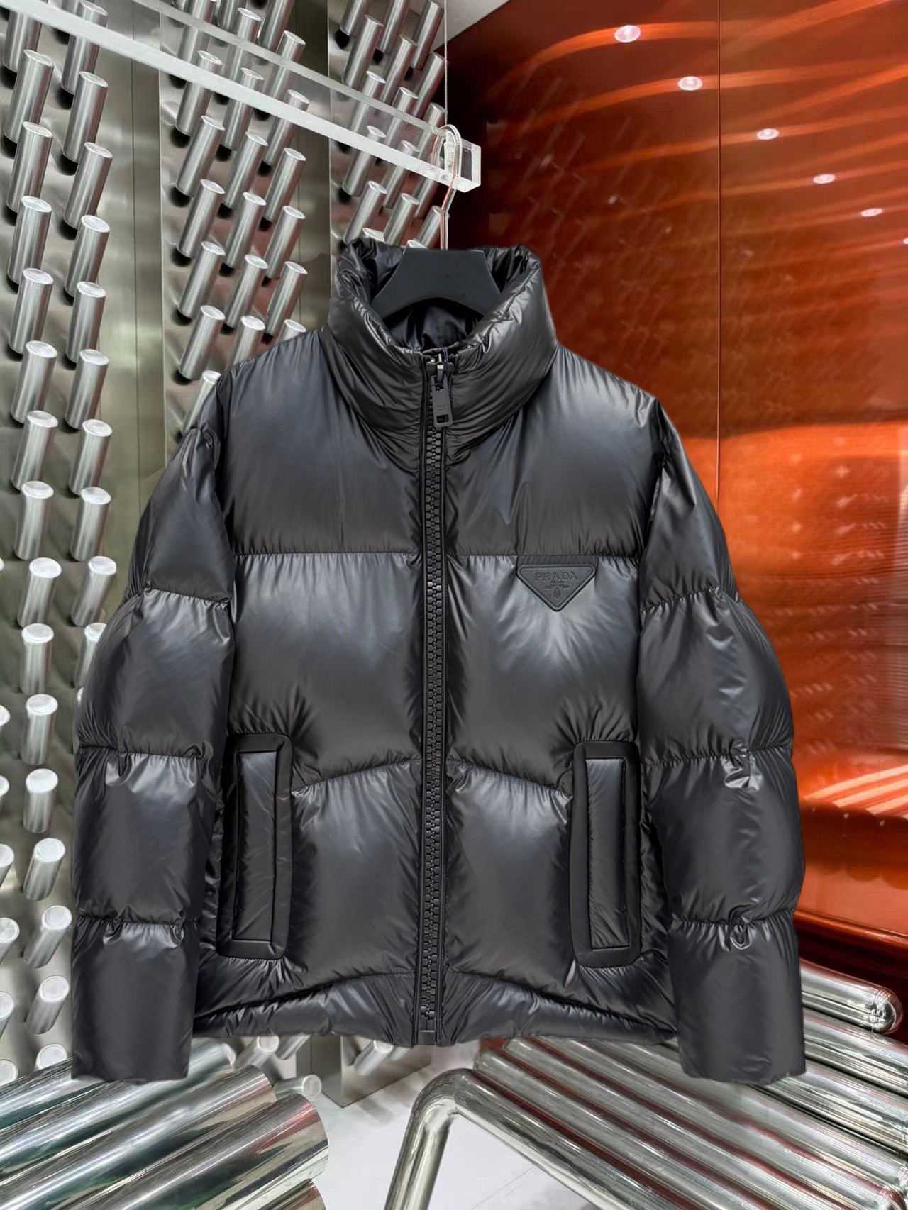 NO:684105,Prada 2025ss new winter products, fashionable top down jackets, filled with imported down, the highest quality on the market, imported fabrics, the highest lining standards, never running down, accessories and hardware are all custom-made from the original factory, 10 years of focus on clothing production, ensuring the smoothness of each piece of clothing, the Rolls Royce of down jackets, sizes M-L-XL-2XL-3XL,, prada, down jacket,19860909普拉达 2025ss冬季新品,时尚顶级羽绒服 填充进口羽绒朵,市面最高品质,进口面料,里布最高标准,绝不跑绒,辅料五金全部原厂定做,10年专注服装生产,保证每件衣服的平整性,羽绒服界的劳斯莱斯 尺码M-L-XL-2XL-3XL,,prada,down jacket,,Men's clothing