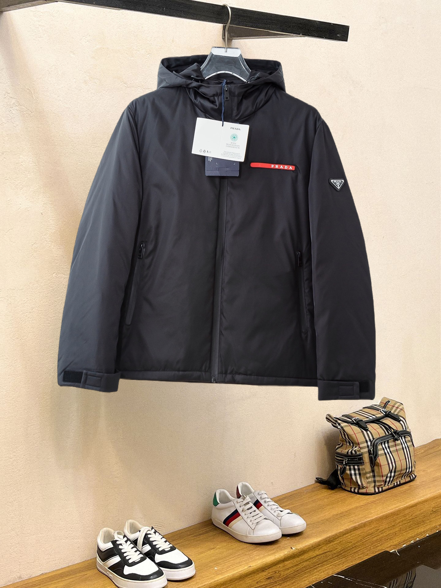 NO:685880,Prad looks for counter tags, high-end recommended products, 2025 autumn and winter men's original pure 90 down jackets! 贵族血统 蓬松感十足 御寒神器 高端顶尖一线成衣,整件衣服采 用手重工艺设计,内里作为骨架支持的部位都遍布手工压胶条,防水涂层,以户外冲锋衣的廓形为基调,融入了时装的设计元素,不以功  能性为主导,高街实穿款.填充物为进口高级甄选90白鸭绒羽毛,高克重厚实,速热以及聚温保暖效果极好.聚集了杰尼亚传统工艺 符号片, 并赋予了新一季时尚活力和时装美学价值,亦庄亦谐的风格,都市精英男士首选.尺码M-3XL,178 140斤穿L修身 Can wear up to 190 pounds, prada, prada, zegna, down jacket,19860909Prad普拉达 认准专柜吊牌 高端推荐牛货 2025秋冬款男士原单纯正90羽绒服！贵族血统 蓬松感十足 御寒神器 高端顶尖一线成衣,整件衣服采 用手重工艺设计,内里作为骨架支持的部位都遍布手工压胶条,防水涂层,以户外冲锋衣的廓形为基调,融入了时装的设计元素,不以功 能性为主导,高街实穿款.填充物为进口高级甄选90白鸭绒羽毛,高克重厚实,速热以及聚温保暖效果极好.聚集了杰尼亚传统工艺 符号片, 并赋予了新一季时尚活力和时装美学价值,亦庄亦谐的风格,都市精英男士首选.尺码M-3XL,178 140斤穿L修身 最大可穿190斤,,prada,prada,zegna,down jacket,,Men's clothing