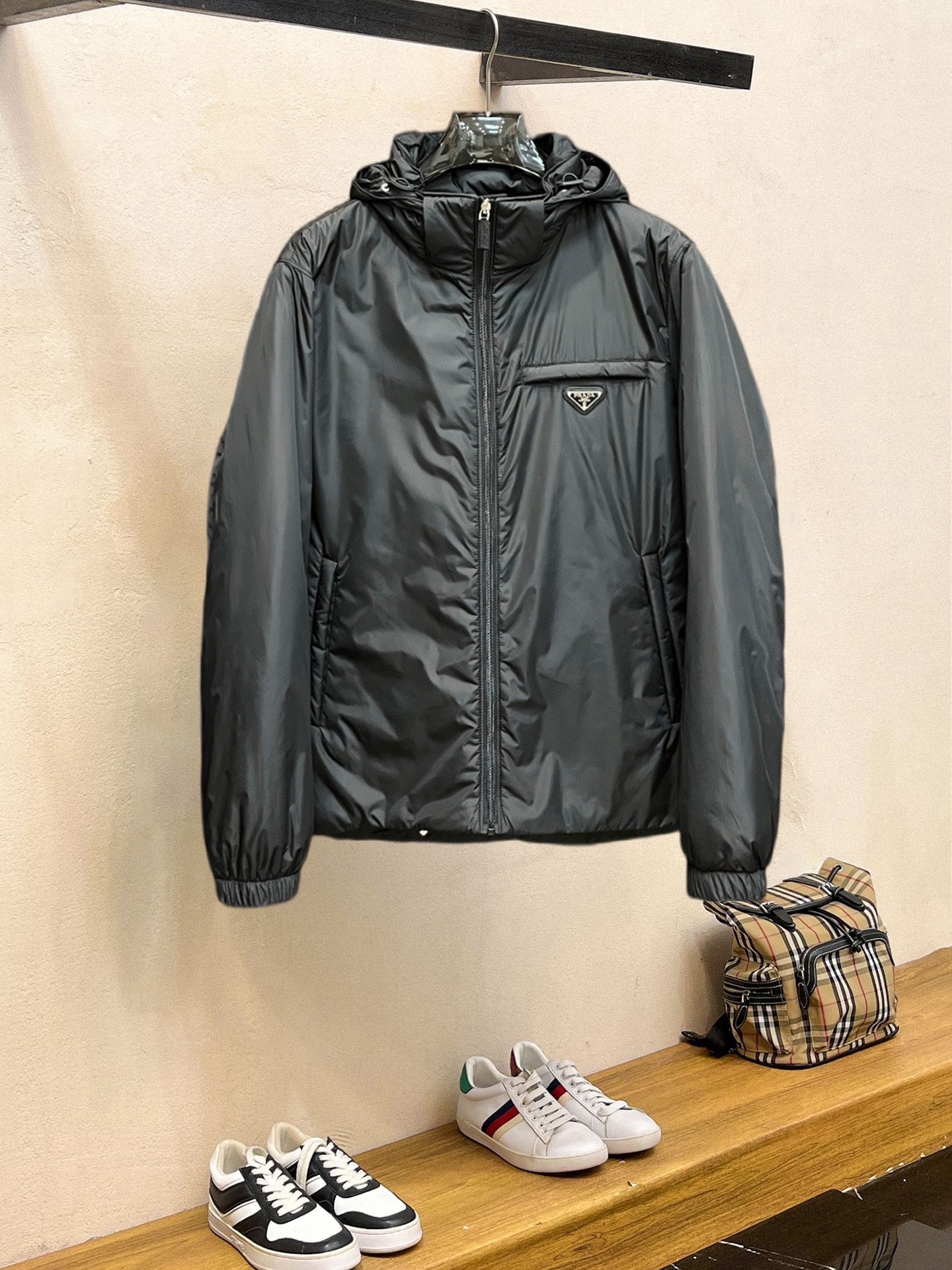 NO:685866,Prada 2025ss new winter products, fashionable top down jackets, filled with imported down, the highest quality on the market, imported fabrics, the highest lining standards, never running down, accessories and hardware are all custom-made from the original factory, 10 years of focus on clothing production, ensuring the smoothness of each piece of clothing, the Rolls Royce of down jackets, sizes M-L-XL-2XL-3XL,, prada, down jacket,19860909普拉达 2025ss冬季新品,时尚顶级羽绒服 填充进口羽绒朵,市面最高品质,进口面料,里布最高标准,绝不跑绒,辅料五金全部原厂定做,10年专注服装生产,保证每件衣服的平整性,羽绒服界的劳斯莱斯 尺码M-L-XL-2XL-3XL,,prada,down jacket,,Men's clothing