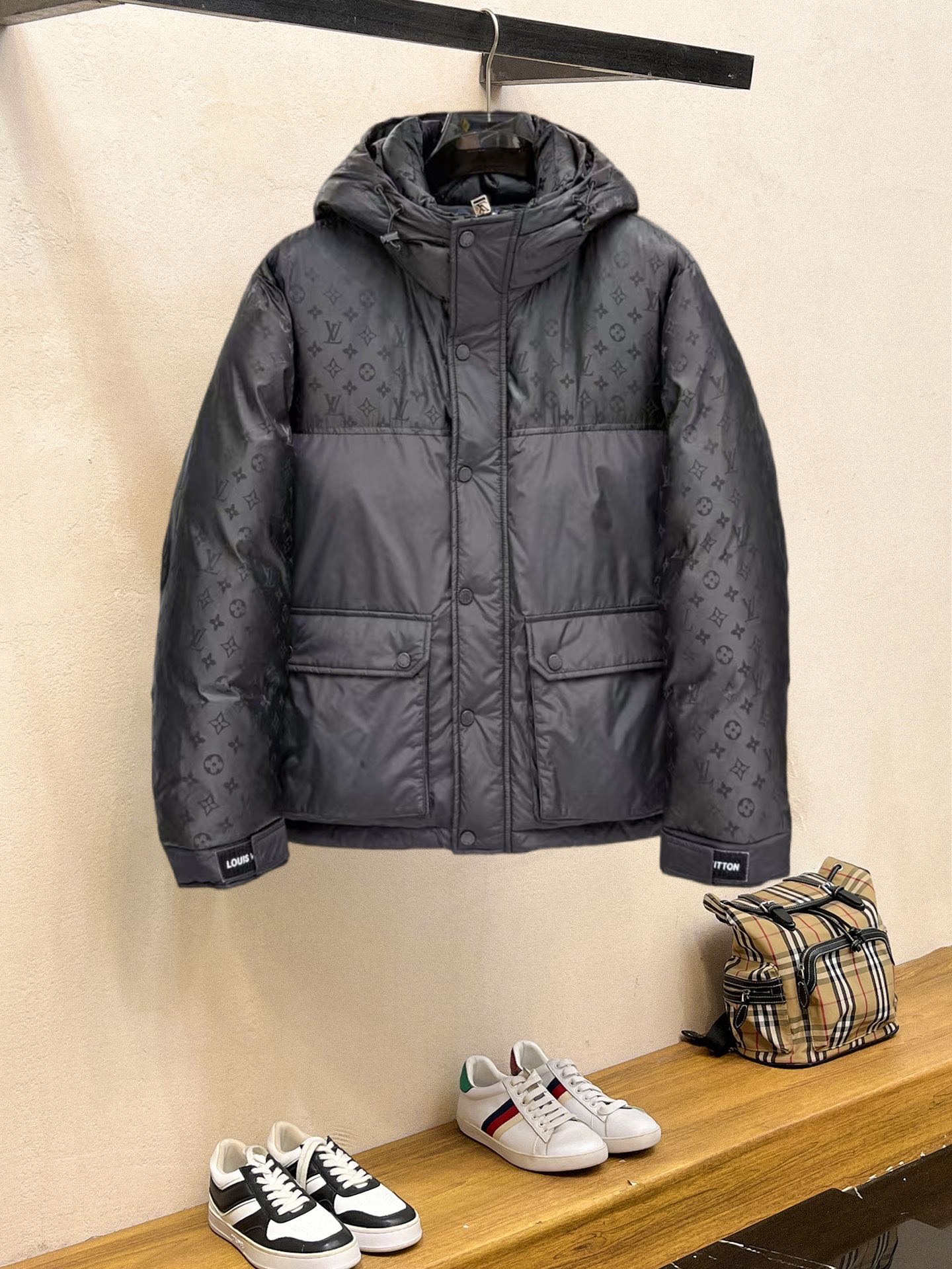 NO:685874,LV 2025ss new winter product, fashionable top down jacket, filled with imported down, the highest quality on the market, imported fabrics, the highest lining standards, no down, all accessories and hardware are custom-made from the original factory, 10 years of focus on clothing production, ensuring the smoothness of each piece of clothing, the Rolls Royce of down jackets, sizes M-L-XL-2XL-3XL,, Louis Vuitton, down jacket,19860909LV 2025ss冬季新品,时尚顶级羽绒服 填充进口羽绒朵,市面最高品质,进口面料,里布最高标准,绝不跑绒,辅料五金全部原厂定做,10年专注服装生产,保证每件衣服的平整性,羽绒服界的劳斯莱斯 尺码M-L-XL-2XL-3XL,,louis vuitton,down jacket,,Men's clothing