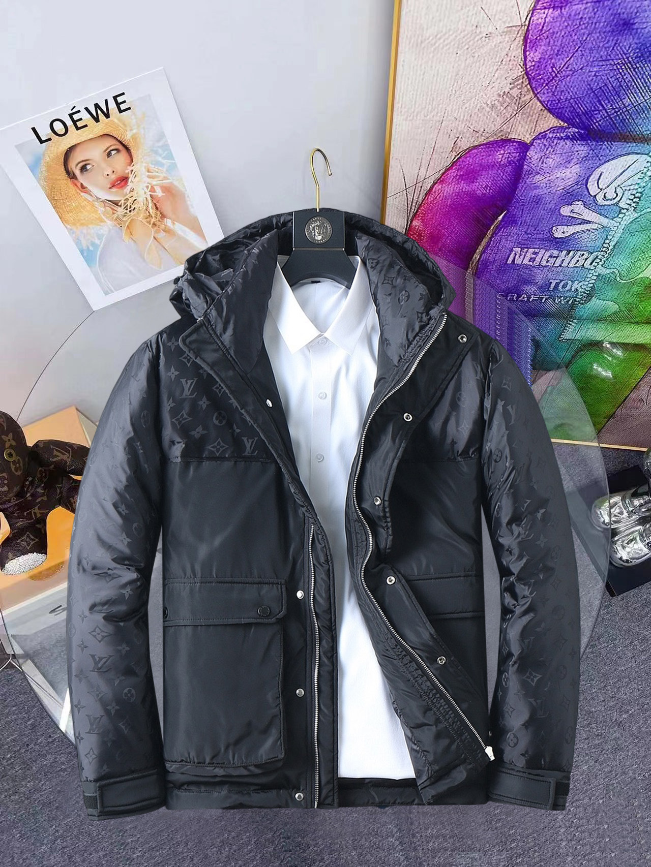 NO:691178,LV 2025 autumn and winter new down jacket. This is known as the most expensive down jacket in the world, all 90 down. With a classic logo combination, it is full of visual impact at first sight. It has better thermal insulation performance, is light and not heavy, and has good loft recovery after compression, and it can gather heat and lock in temperature!  Personalized color matching design, fresh and energetic!  There are too many versions circulating in the market. In addition to the different fabrics and workmanship, the biggest difference is that the filling is not goose down at all but feather silk or velvet, etc., and it is not easy to distinguish for those who don’t understand. In addition, the fabrics and workmanship are definitely not of the same level. In short, look for us and you will never go astray. All the exclusive full colors are purchased from genuine development. If you understand the quality of our down jackets, you can safely recommend it with your eyes closed. The three standards are complete!  Uniform series for men and women!  Size M-3XL. Maximum wear is 195 pounds.,,louis vuitton,down jacket,19860909LV 2025秋冬新款羽绒服.这款号称羽绒服届最贵的,全部90绒的.带着经典的Logo组合搭配,第一眼看到就是满满的视觉冲击,保暖性能更出色,轻便不厚重,且压缩后的蓬松度恢复性好,聚热锁温！个性的拼色设计,清新有活力！市面流通的版本实在太多了,除了面料做工不同外,最大的区别就是填充物根本不是鹅绒而是羽丝或手感绒等等,而不懂的根本不容易区分.另外面料和做工也绝对不是一个级别,总之认准我们,让你绝对不跑偏,独家全色全部购入正版开发,懂我们家羽绒服质量的,完全可以放心闭眼推.三标齐全！男女同款系列！码数M-3XL.最大穿到195斤.,,louis vuitton,down jacket,,Men's clothing