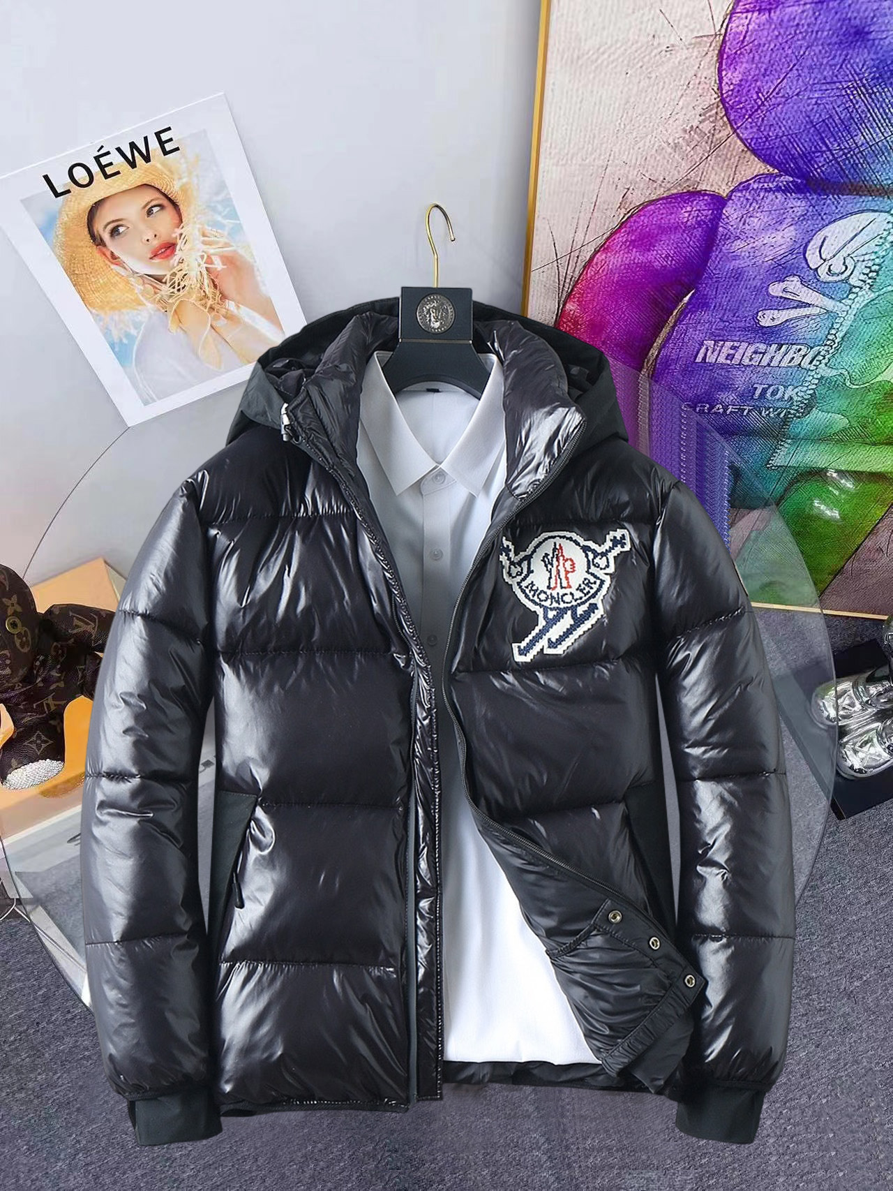 NO:691180,Mengkou's new 2025 autumn and winter down jacket. This is known as the most expensive down jacket in the world, all 90 down. With a classic logo combination, it is full of visual impact at first sight. It has better thermal insulation performance, is light and not heavy, and has good loft recovery after compression, and it can gather heat and lock in temperature!  Personalized color matching design, fresh and energetic!  There are too many versions circulating in the market. In addition to the different fabrics and workmanship, the biggest difference is that the filling is not goose down at all but feather silk or velvet, etc., and it is not easy to distinguish for those who don’t understand. In addition, the fabrics and workmanship are definitely not of the same level. 19860909蒙口 2025秋冬新款羽绒服.这款号称羽绒服届最贵的,全部90绒的.带着经典的Logo组合搭配,第一眼看到就是满满的视觉冲击,保暖性能更出色,轻便不厚重,且压缩后的蓬松度恢复性好,聚热锁温！个性的拼色设计,清新有活力！市面流通的版本实在太多了,除了面料做工不同外,最大的区别就是填充物根本不是鹅绒而是羽丝或手感绒等等,而不懂的根本不容易区分.另外面料和做工也绝对不是一个级别,总之认准我们,让你绝对不跑偏,独家全色全部购入正版开发,懂我们家羽绒服质量的,完全可以放心闭眼推.三标齐全！男女同款系列！码数M-3XL.最大穿到195斤.,,Moncler,down jacket,,Men's clothing