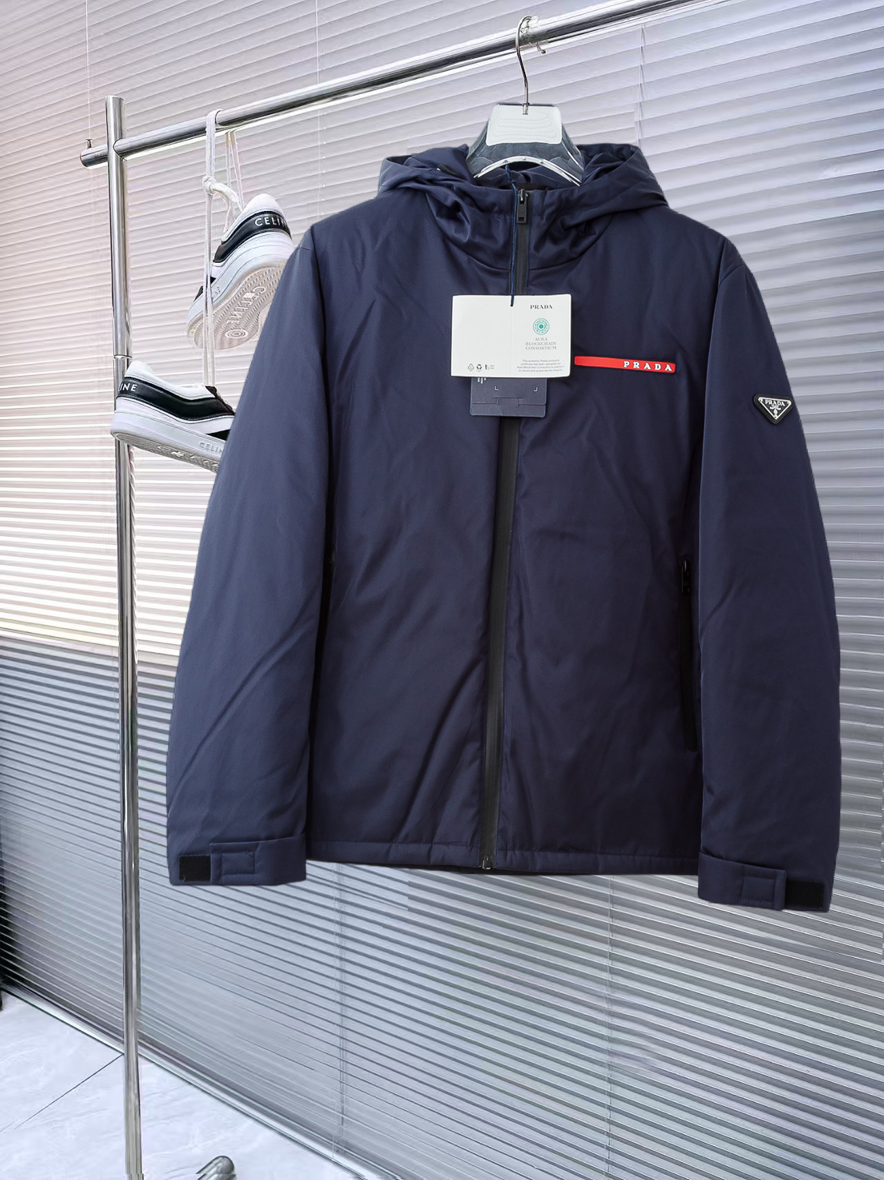 NO:727981,Support replacement after the year!  Prada's 2025 spring and winter new down jacket. This is known as the most expensive down jacket in the industry, all 90 down. With a classic logo combination, it is full of visual impact at first sight. It has better thermal insulation performance, is light and not heavy, and has good loft recovery after compression, and it can gather heat and lock in temperature!  Personalized color matching design, fresh and energetic!  There are too many versions circulating in the market. In addition to the different fabrics and workmanship, the biggest difference is that the filling is not goose down at all but feather silk or velvet, etc., and it is not easy to distinguish for those who don’t understand. In addition, the fabrics and workmanship are definitely not of the same level. In short, look for us and you will never go astray. All the exclusive full colors are purchased from genuine development. If you understand the quality of our down jackets, you can safely recommend it with your eyes closed. The three standards are complete!  Uniform series for men and women!  Size M-3XL. Maximum wear is 195 pounds.,,prada,down jacket,19860909支持年后退换！ 普拉达2025春冬新款羽绒服.这款号称羽绒服届最贵的,全部90绒的.带着经典的Logo组合搭配,第一眼看到就是满满的视觉冲击,保暖性能更出色,轻便不厚重,且压缩后的蓬松度恢复性好,聚热锁温！个性的拼色设计,清新有活力！市面流通的版本实在太多了,除了面料做工不同外,最大的区别就是填充物根本不是鹅绒而是羽丝或手感绒等等,而不懂的根本不容易区分.另外面料和做工也绝对不是一个级别,总之认准我们,让你绝对不跑偏,独家全色全部购入正版开发,懂我们家羽绒服质量的,完全可以放心闭眼推.三标齐全！男女同款系列！码数M-3XL.最大穿到195斤.,,prada,down jacket,,Men's clothing