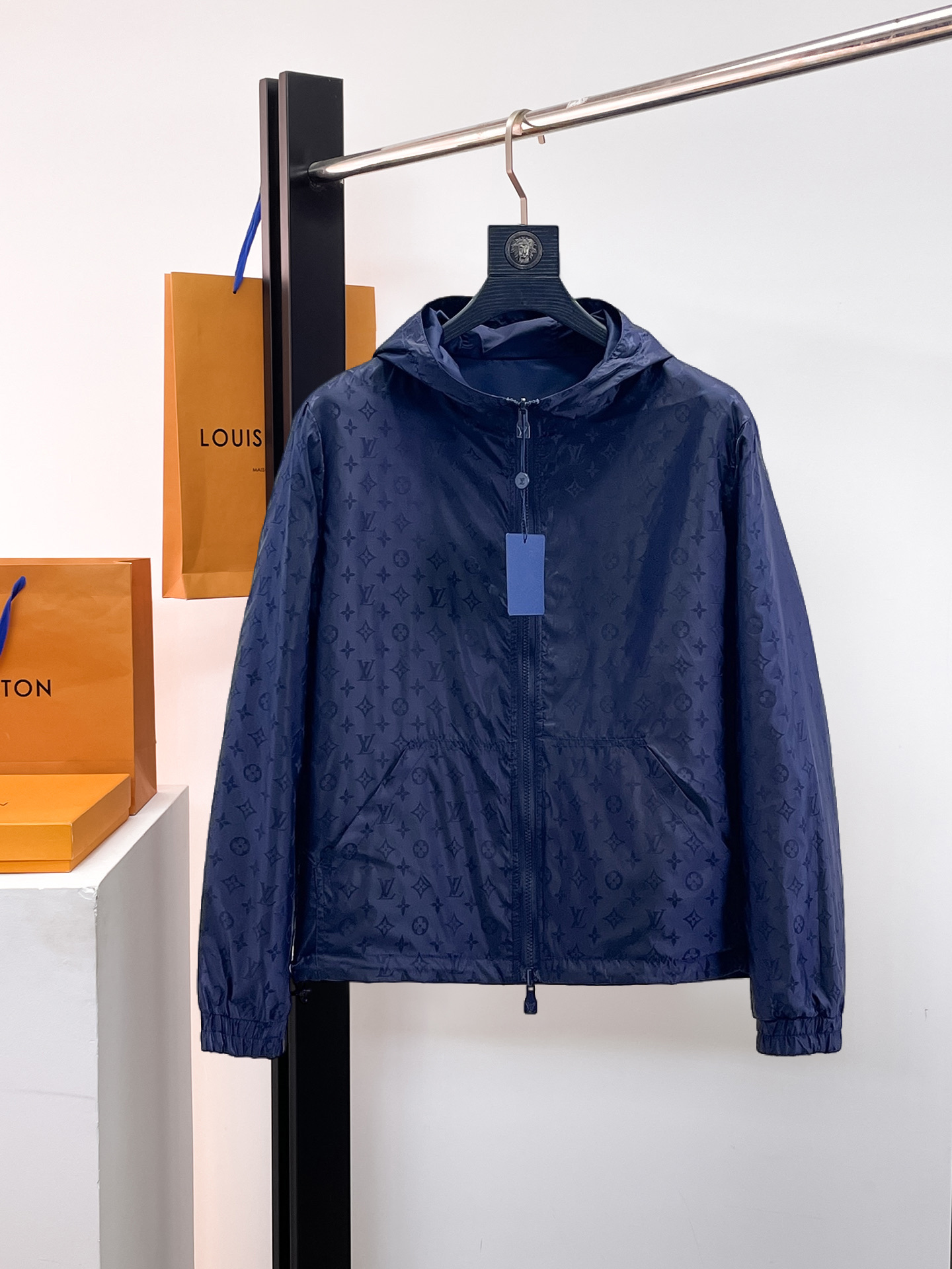 NO:746783,Same style as on LV official website, on sale in advance!  2026ss new men's reversible jacket, original single and three-standard high-end version!  With hidden hood, custom-made fabrics at the counter, highly breathable and comfortable, impeccable details, brand element design concept, reflecting high quality. It feels delicate and soft!  It presents a casual cut and the upper body shape is awesome!  Size M～3XL, maximum wear is 195kg.,,louis vuitton,jackets & coats,jackets & coats,hats,19860909LV 官网同款,提前发售！2026ss新款男士双面穿夹克外套,原单三标齐全高端版本！带隐藏帽,专柜定制面料 透气舒适度高,细节无可挑剔,品牌元素设计理念,体现高品质.手感细腻柔软！呈现休闲裁剪,上身版型超赞！码数M～3XL,最大穿195斤.,,louis vuitton,jackets & coats,jackets & coats,hats,,Men's clothing