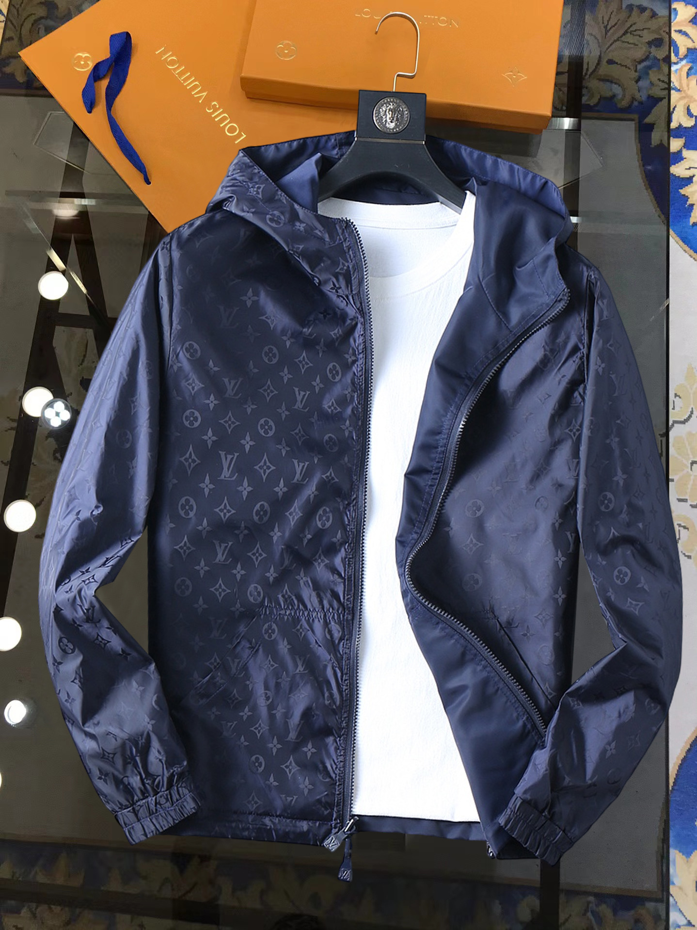 NO:728432,Support replacement after the year!  Same style as on LV official website, on sale in advance!  ss new autumn men's double-sided jacket, original single and three-label complete high-end version!  , counter-customized fabrics with high breathability and comfort, impeccable details, brand element design concept, reflecting high quality. It feels delicate and soft!  It presents a casual cut and the upper body shape is awesome!  Size M～3XL, maximum wearing capacity is 195 catties.,,louis vuitton,jackets & coats,jackets & coats,19860909支持年后退换！LV 官网同款,提前发售！ss开秋新款男士双面穿夹克外套,原单三标齐全高端版本！,专柜定制面料 透气舒适度高,细节无可挑剔,品牌元素设计理念,体现高品质.手感细腻柔软！呈现休闲裁剪,上身版型超赞！码数M～3XL,最大穿195斤.,,louis vuitton,jackets & coats,jackets & coats,,Men's clothing