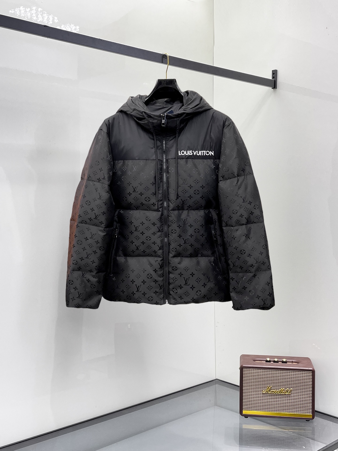 NO:731488,Support replacement after the year!  LV 2025 autumn and winter new down jacket. This is known as the most expensive down jacket in the world, all 90 down. With a classic logo combination, it is full of visual impact at first sight. It has better thermal insulation performance, is light and not heavy, and has good loft recovery after compression, and it can gather heat and lock in temperature!  Personalized color matching design, fresh and energetic!  There are too many versions circulating in the market. In addition to the different fabrics and workmanship, the biggest difference is that the filling is not goose down at all but feather silk or velvet, etc., and it is not easy to distinguish for those who don’t understand. In addition, the fabrics and workmanship are definitely not of the same level. In short, look for us and you will never go astray. All the exclusive full colors are purchased from genuine development. If you understand the quality of our down jackets, you can safely recommend it with your eyes closed. The three standards are complete!  Uniform series for men and women!  Size M-3XL. Maximum wear is 195 pounds.,,louis vuitton,down jacket,19860909支持年后退换！ LV 2025秋冬新款羽绒服.这款号称羽绒服届最贵的,全部90绒的.带着经典的Logo组合搭配,第一眼看到就是满满的视觉冲击,保暖性能更出色,轻便不厚重,且压缩后的蓬松度恢复性好,聚热锁温！个性的拼色设计,清新有活力！市面流通的版本实在太多了,除了面料做工不同外,最大的区别就是填充物根本不是鹅绒而是羽丝或手感绒等等,而不懂的根本不容易区分.另外面料和做工也绝对不是一个级别,总之认准我们,让你绝对不跑偏,独家全色全部购入正版开发,懂我们家羽绒服质量的,完全可以放心闭眼推.三标齐全！男女同款系列！码数M-3XL.最大穿到195斤.,,louis vuitton,down jacket,,Men's clothing