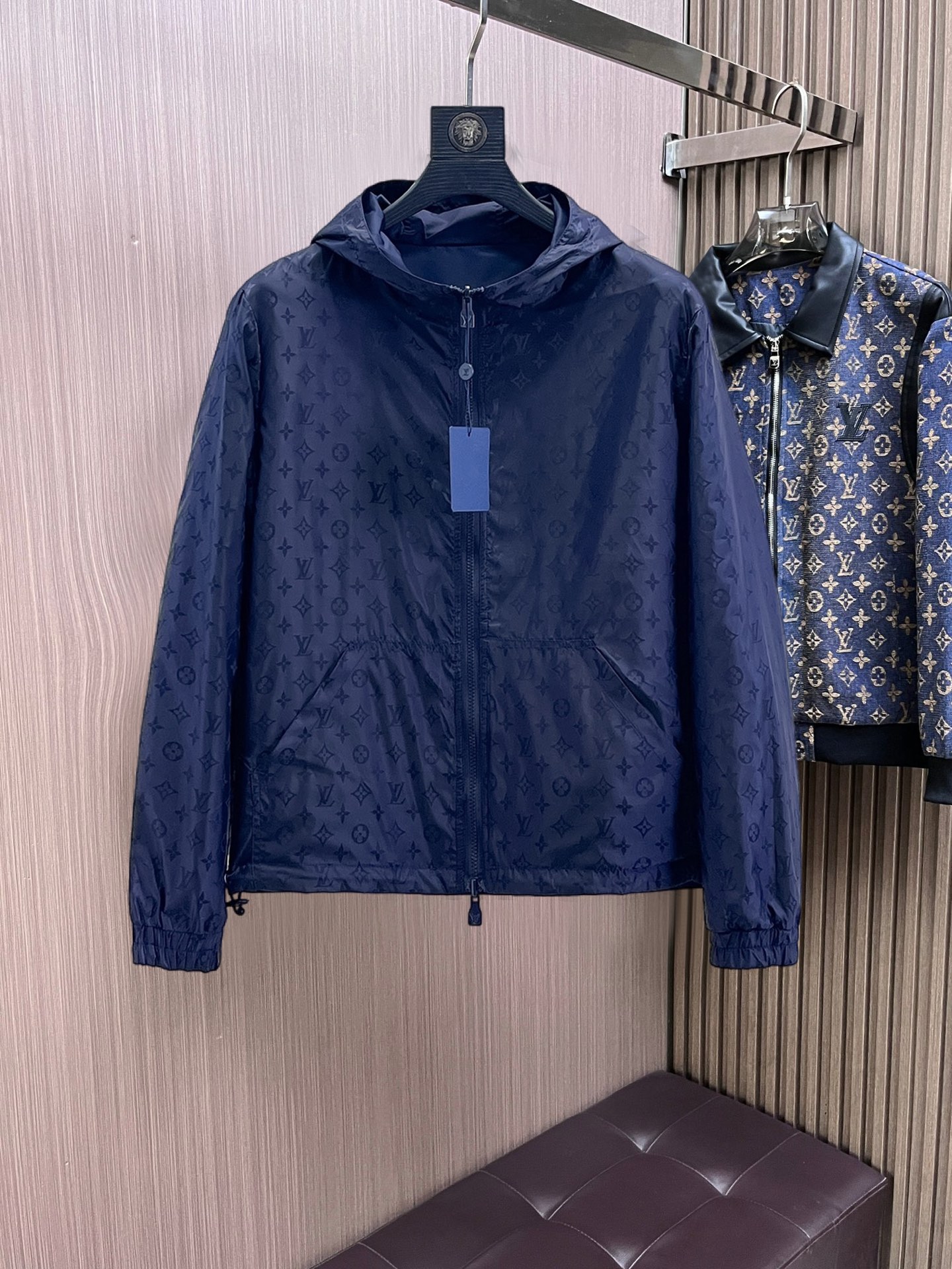 NO:761798,LV 2026 spring new men's reversible jacket. Original 1:1 customized hardware accessories. All imported and original customization. Welcome to compare at the counter. Super soft, super heavy fabric, perfect workmanship. Pay attention to the fabric and super comfortable. Exclusive model. Non-market goods. Same size for men and women, M ~ XXXL,, louis vuitton, jackets & coats, jackets & coats,19860909LV 2026春装新款男士双面穿夹克外套 原版1:1订制五金配件全进口原版定制 欢迎专柜对比 超柔软 超级重面料做工杠杠的版型完美 注意面料超舒服 独家款 非市场货 男女同款尺码M ～XXXL,,louis vuitton,jackets & coats,jackets & coats,,Men's clothing