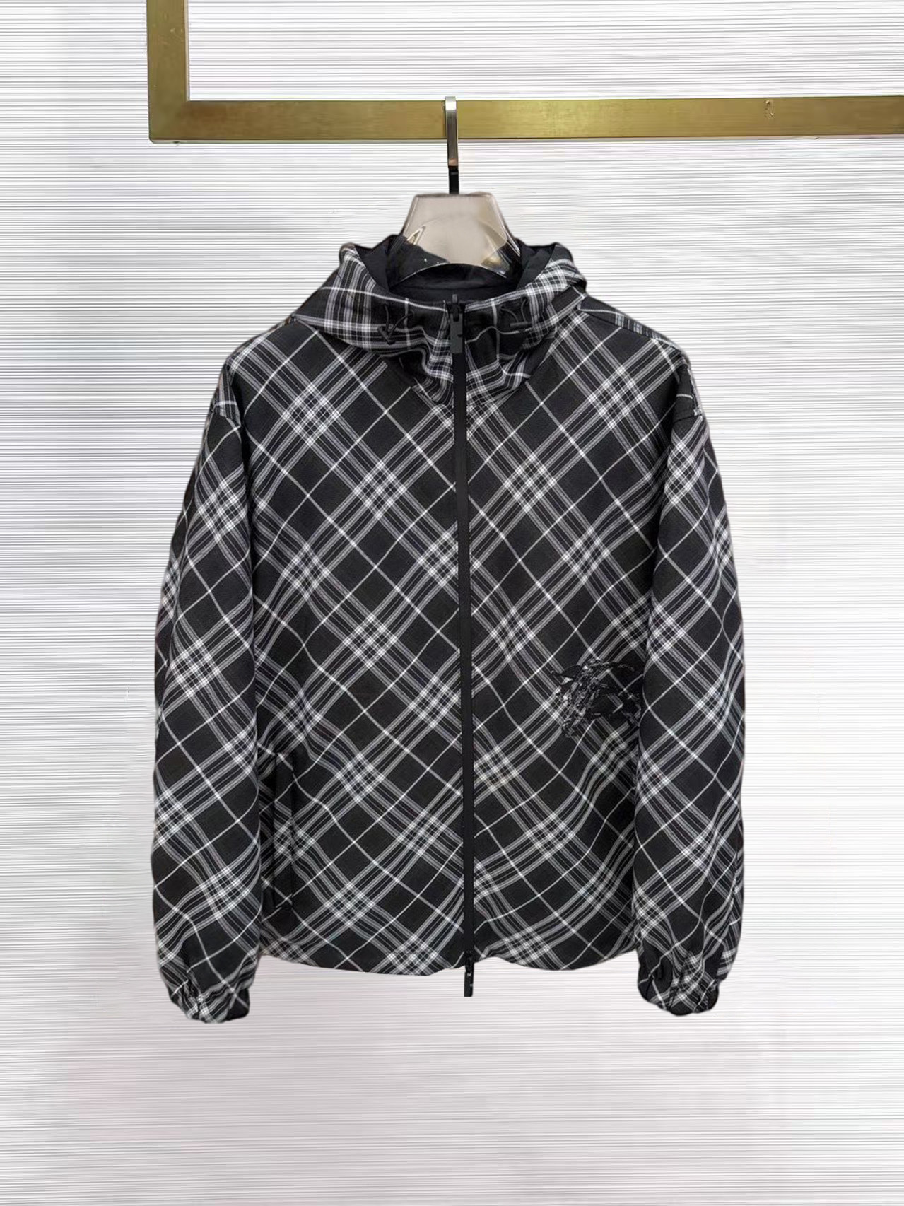 NO:869267,The same style as Burberry's official website, complete with three labels, on sale in advance. 2026ss spring new men's reversible jacket, reversible original single with three labels, high-end version. Custom-made fabrics at the counter. Highly breathable and comfortable, impeccable details, brand element design concept, reflecting high quality. Delicate and soft feel. Casual tailoring, excellent upper body size. M～3XL, maximum wear 195 catties,, burberry, jackets & coats, jackets & coats,19860909巴宝莉 官网同款,三标齐全,提前发售 2026ss开春新款男士双面穿夹克外套,双面穿原单三标齐全高端版本 专柜定制面料 透气舒适度高,细节无可挑剔,品牌元素设计理念,体现高品质.手感细腻柔软 呈现休闲裁剪,上身版型超赞 码数M～3XL,最大穿195斤,,burberry,jackets & coats,jackets & coats,,Men's clothing