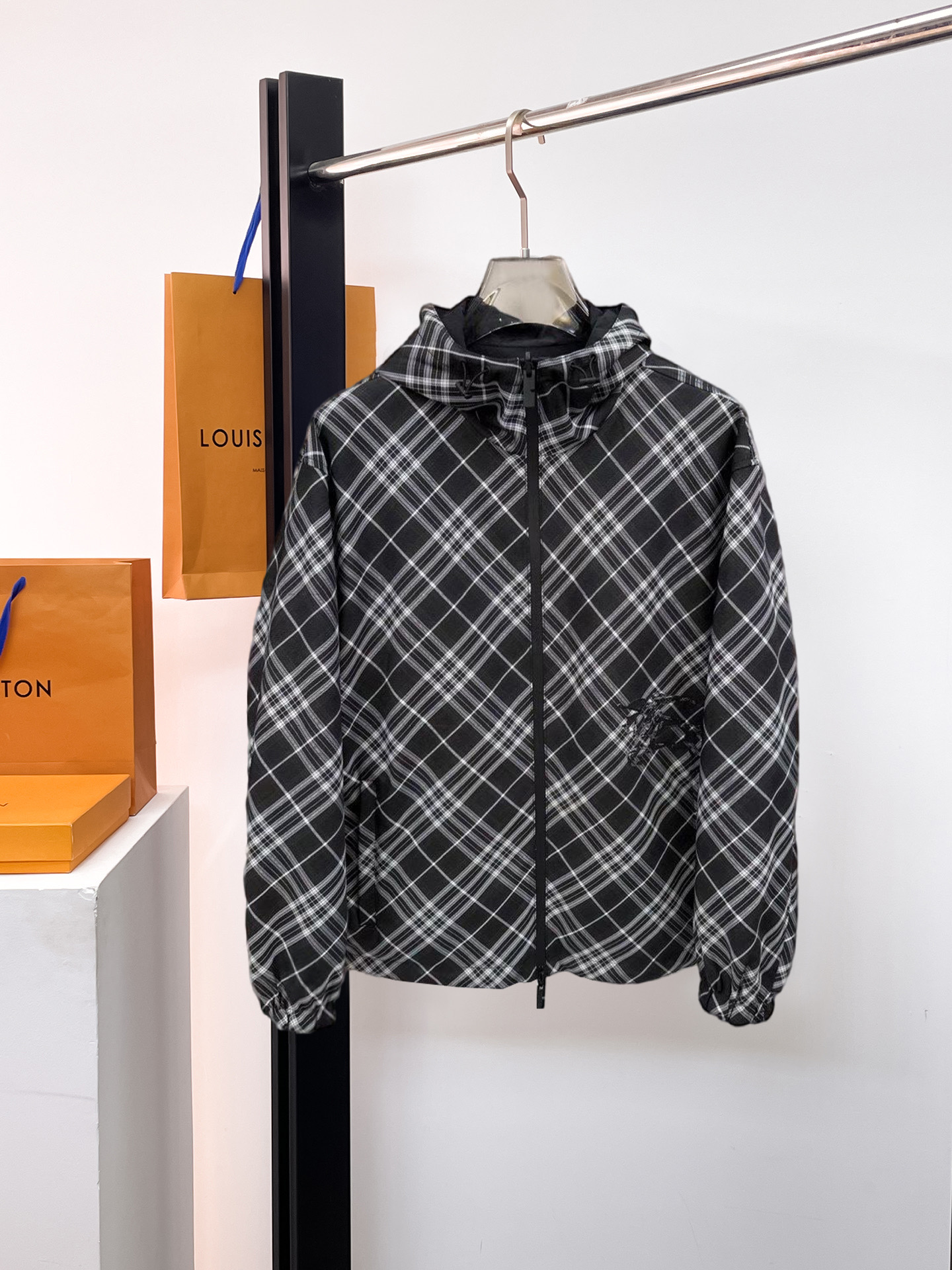 NO:746785,Same style as Burberry official website, on sale in advance!  2026ss new men's reversible jacket, original single and three-standard high-end version!  With hidden hood, custom-made fabrics at the counter, highly breathable and comfortable, impeccable details, brand element design concept, reflecting high quality. It feels delicate and soft!  It presents a casual cut and the upper body shape is awesome!  Size M～3XL, maximum wearing capacity is 195 catties.,,burberry,jackets & coats,jackets & coats,hats,19860909巴宝莉 官网同款,提前发售！2026ss新款男士双面穿夹克外套,原单三标齐全高端版本！带隐藏帽,专柜定制面料 透气舒适度高,细节无可挑剔,品牌元素设计理念,体现高品质.手感细腻柔软！呈现休闲裁剪,上身版型超赞！码数M～3XL,最大穿195斤.,,burberry,jackets & coats,jackets & coats,hats,,Men's clothing