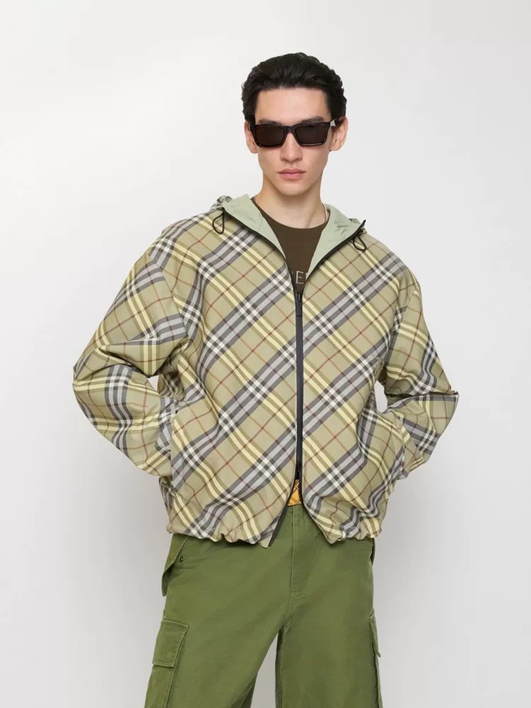 NO:746789,Same style as Burberry official website, on sale in advance!  2026ss new men's reversible jacket, original single and three-standard high-end version!  With hidden hood, custom-made fabrics at the counter, highly breathable and comfortable, impeccable details, brand element design concept, reflecting high quality. It feels delicate and soft!  It presents a casual cut and the upper body shape is awesome!  Size M～3XL, maximum wearing capacity is 195 catties.,,burberry,jackets & coats,jackets & coats,hats,19860909巴宝莉 官网同款,提前发售！2026ss新款男士双面穿夹克外套,原单三标齐全高端版本！带隐藏帽,专柜定制面料 透气舒适度高,细节无可挑剔,品牌元素设计理念,体现高品质.手感细腻柔软！呈现休闲裁剪,上身版型超赞！码数M～3XL,最大穿195斤.,,burberry,jackets & coats,jackets & coats,hats,,Men's clothing