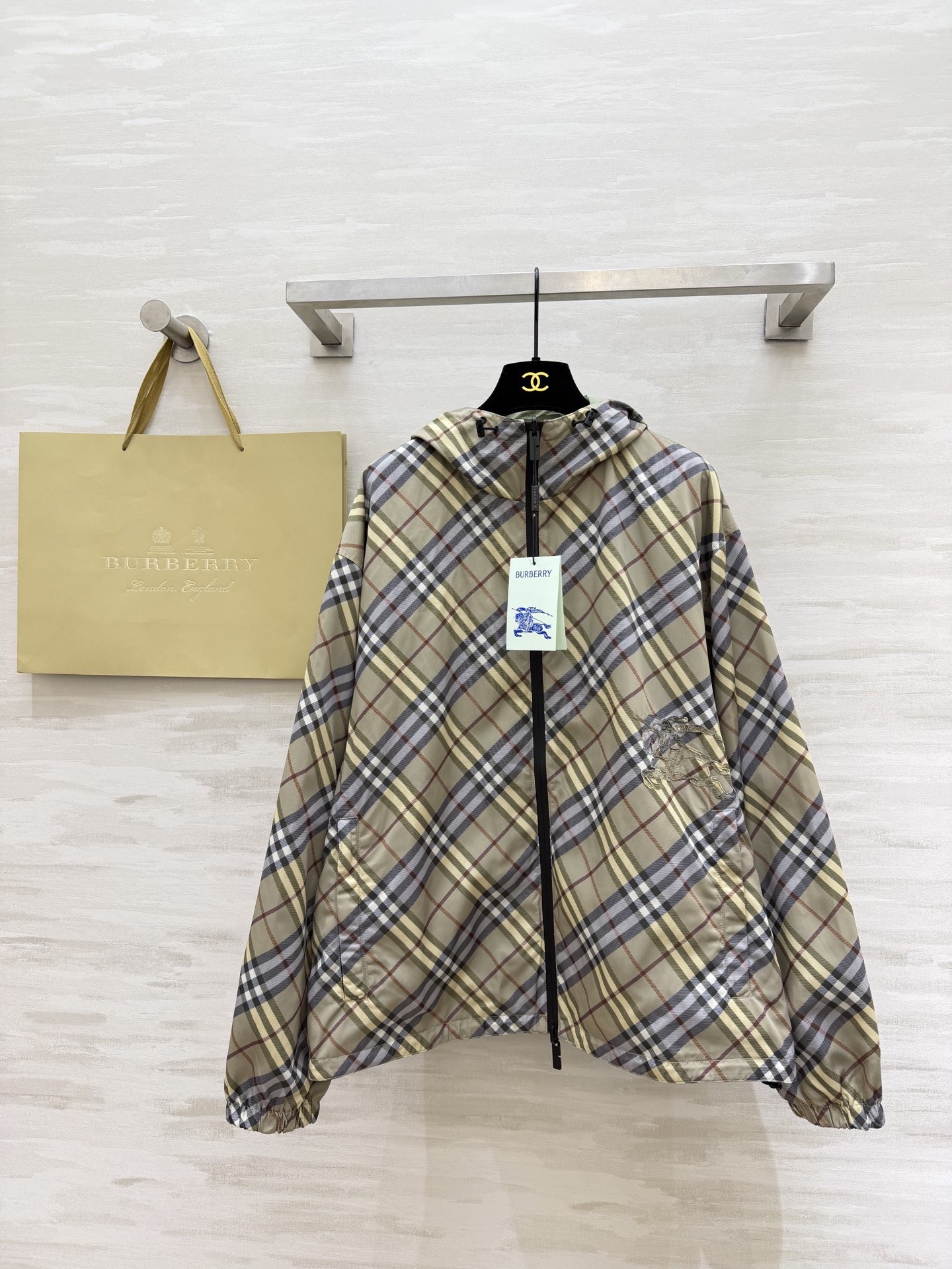 NO:746787,Burberr is the same style for men and women. It is reversible. It really understands the concept of 'two wears in one'. One side is a classic plaid, full of retro British feeling. The other side is fresh mint green, simple and advanced. The hood + drawstring hem design is windproof and casual. No matter it is matched with it, it is very stylish!  One piece is worth two, and the price/performance ratio is perfect!  It has to have its place in the closet!  High quality customization, available in stock first sizeM-3XL,,burberry,hats,19860909Burberr 男女同款 双面穿 真的把“一衣两穿”玩明白了一面是经典格纹 复古英伦感拉满 另一面是清新薄荷绿 简约又高级 连帽+抽绳下摆设计 防风又随性 不管是配还是都超有范儿！一件顶两件 性价比直接拉满！衣橱里必须有它的位置！高品质定制 现货首发sizeM-3XL,,burberry,hats,,Men's clothing