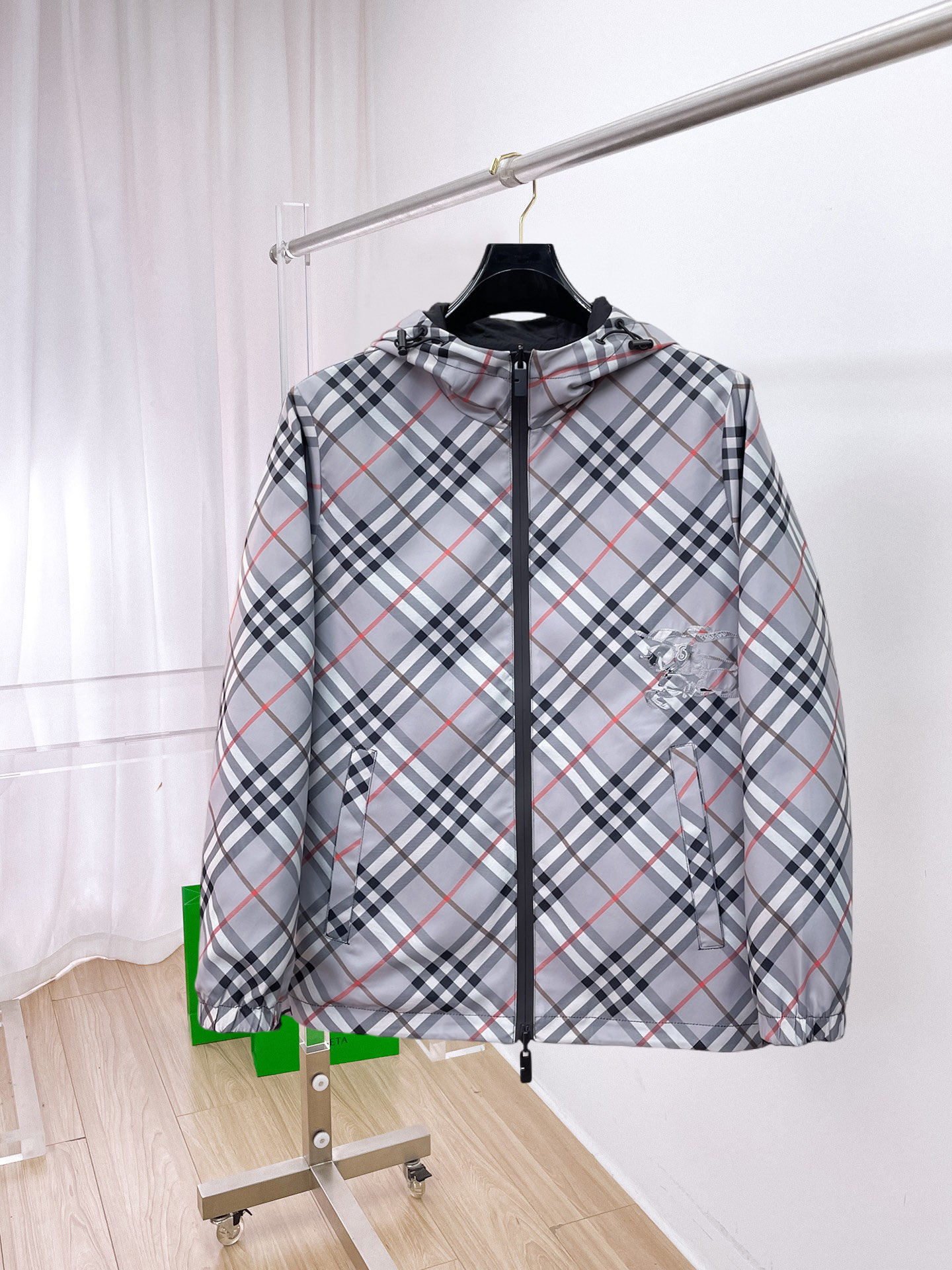 NO:905226,The hot new autumn style, the same style from Burberry’s official website, is on sale in advance!  2026ss new autumn men's reversible jacket, original single triangle logo high-end version!  Custom-made fabrics at the counter are highly breathable and comfortable, with impeccable details and brand element design concepts, reflecting high quality. It feels delicate and soft!  It presents a casual cut and the upper body shape is awesome!  Size M～3XL, maximum wearing capacity is 195 catties.,,burberry,jackets & coats,jackets & coats,19860909新秋爆款,巴宝莉 官网同款,提前发售！2026ss开秋新款男士双面穿夹克外套,原单三角标高端版本！专柜定制面料 透气舒适度高,细节无可挑剔,品牌元素设计理念,体现高品质.手感细腻柔软！呈现休闲裁剪,上身版型超赞！码数M～3XL,最大穿195斤.,,burberry,jackets & coats,jackets & coats,,Men's clothing