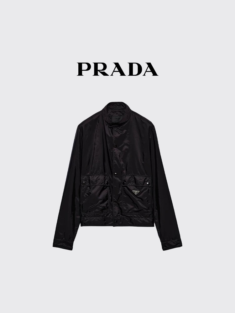 NO:862196,The same model from the Prada official website, complete with three labels, sold in advance. 2026ss new spring men's jacket, high-end version with complete three labels from the original order. Custom-made fabrics at the counter. Highly breathable and comfortable, impeccable details, brand element design concept, reflecting high quality. Delicate and soft feel. Casual tailoring, excellent upper body shape. Size M～3XL, maximum wearing capacity is 195 catties., prada, jackets & coats, jackets & coats,19860909普拉达官网同款,三标齐全,提前发售 2026ss开春新款男士夹克外套,原单三标齐全高端版本 专柜定制面料 透气舒适度高,细节无可挑剔,品牌元素设计理念,体现高品质.手感细腻柔软 呈现休闲裁剪,上身版型超赞 码数M～3XL,最大穿195斤,,prada,jackets & coats,jackets & coats,,Men's clothing