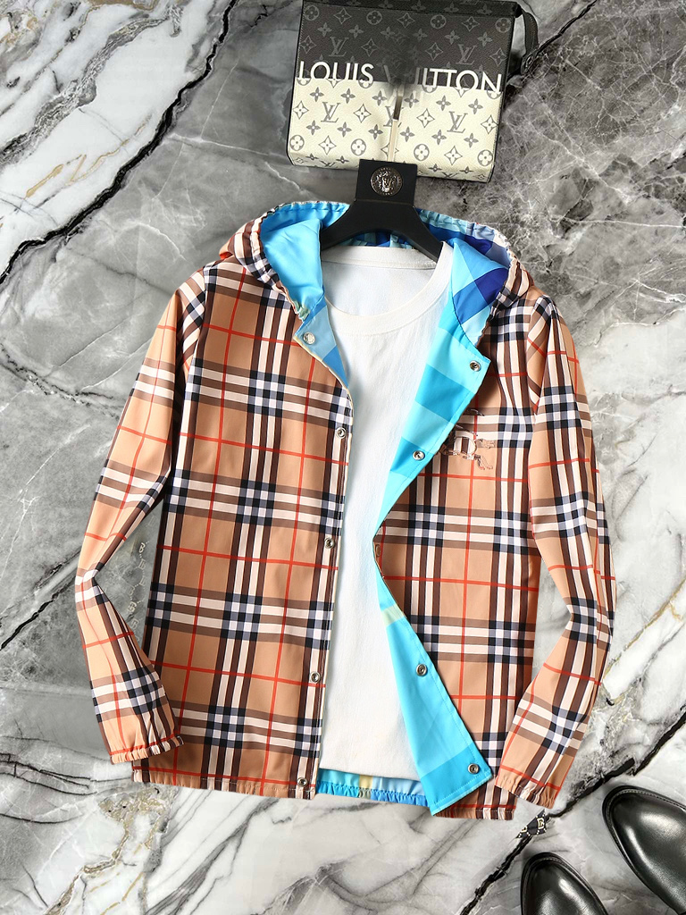 NO:951766,Same style as BURBERRY's official website. Double-sided plaid jacket | Two sides in one. Style as you like. Light plaid vs. blue plaid. Double-sided design. One side is a classic light blue plaid, demonstrating British elegance;  Double-sided jacket | Plaid/blue plaid double-sided switch, lightweight cotton feel, breathable and comfortable. All-black zipper + hood design, free interpretation of British classics and modern minimalism. 48-56 (model is 173,143 pounds, upper body size 50),, burberry, jackets & coats, hats,19860909BURBERRY 官网同款 双面格纹夹克 | 一衣双面 格调随心 浅格纹 vs 蓝色格子双面设计 一面经典浅蓝格纹,演绎英伦优雅；一面简约蓝色格子打造都市极简.轻量棉质混纺面料,舒适透气.全黑拉链贯穿设计,搭配可调节连帽与袖口松紧,细节彰显品质.金属背景与暖光映衬,凸显立体剪裁与高级质感. 双面夹克｜格纹/蓝色格子双面切换,轻量棉感透气舒适.全黑拉链+连帽设计,英伦经典与现代极简自由演绎.48-56（模特173,143斤上身50码）,,burberry,jackets & coats,hats,,Men's clothing