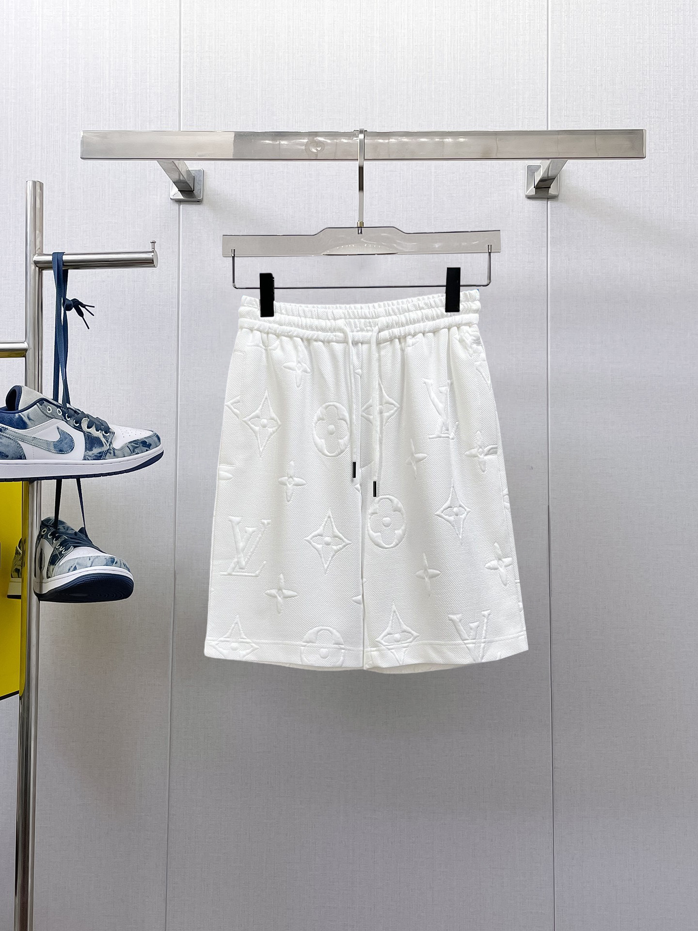 NO:933219,LV three-standard complete 2026 summer new men's casual shorts, advanced custom-made breathable fabrics, extremely breathable, elastic and comfortable, impeccable details, top-grade accessories, original logo design concept, delicate and soft feel!  The upper body shape is awesome!  Sizes M-XXXL, please state your height and weight when ordering,,louis vuitton,shorts,19860909LV 三标齐全 2026夏季新款男士休闲短裤,高级定制面料透气面料 透气弹力舒适度极高,细节无可挑剔,顶级辅料配备,原版logo设计理念,手感细腻柔软！上身版型超赞！尺码M-XXXL下单报身高体重,,louis vuitton,shorts,,Men's clothing