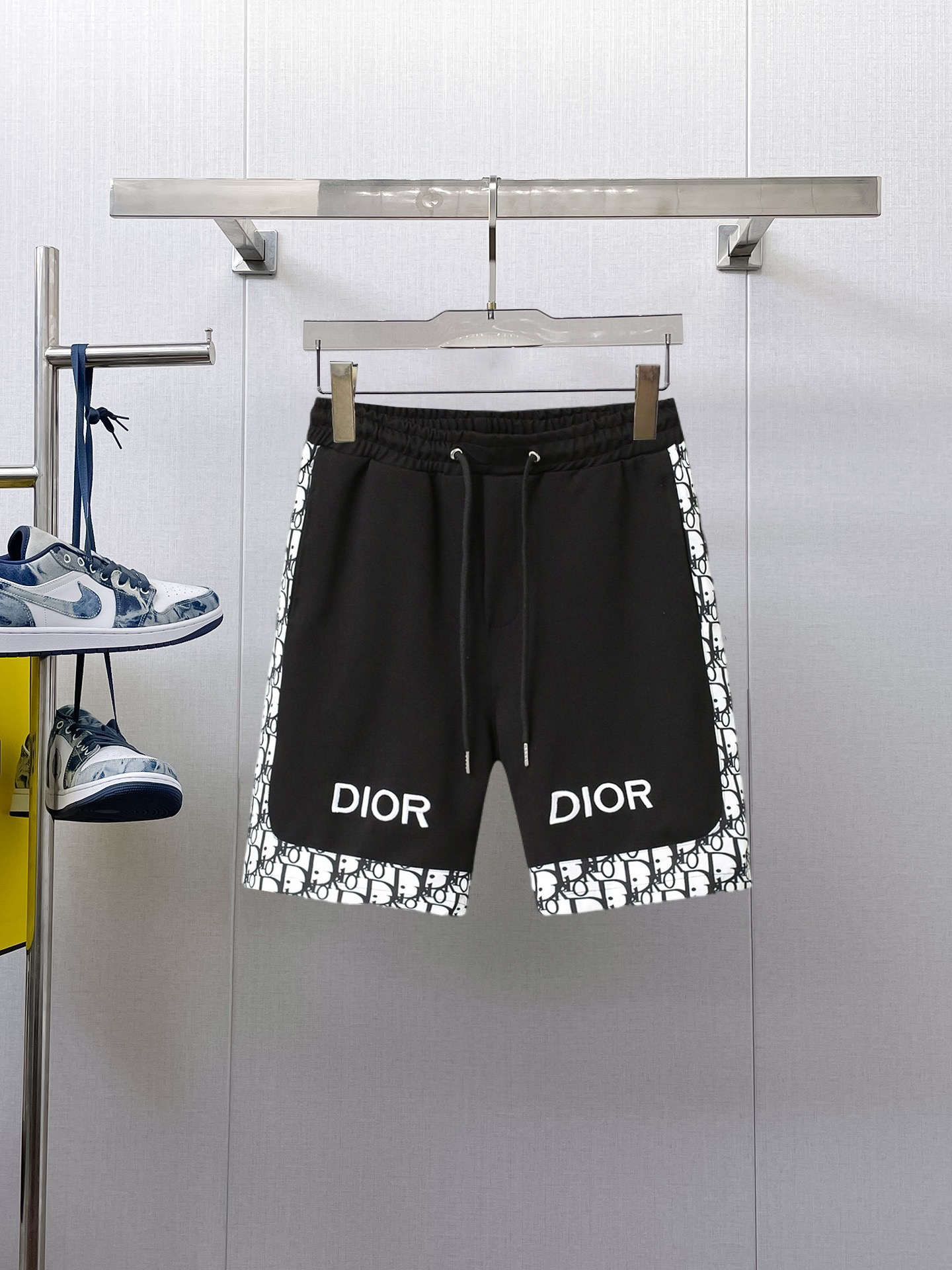 NO:933227,Dior's 2026 new summer men's casual shorts with three complete standards, advanced custom-made breathable fabrics, extremely breathable, elastic and comfortable, impeccable details, top-grade accessories, original logo design concept, delicate and soft feel!  The upper body fit is awesome!  For sizes M-XXXL, please state your height and weight when ordering, dior, shorts,19860909迪奥 三标齐全 2026夏季新款男士休闲短裤,高级定制面料透气面料 透气弹力舒适度极高,细节无可挑剔,顶级辅料配备,原版logo设计理念,手感细腻柔软！上身版型超赞！尺码M-XXXL下单报身高体重,,dior,shorts,,Men's clothing