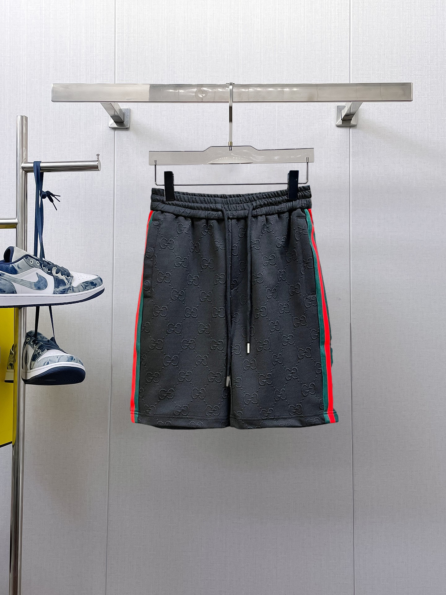 NO:933233,Gucci's three-standard complete 2026 new summer men's casual shorts, advanced custom-made breathable fabrics, extremely breathable, elastic and comfortable, impeccable details, top-grade accessories, original logo design concept, delicate and soft feel!  The upper body shape is awesome!  Sizes M-XXXL, please state your height and weight when ordering,,shorts,19860909古奇 三标齐全 2026夏季新款男士休闲短裤,高级定制面料透气面料 透气弹力舒适度极高,细节无可挑剔,顶级辅料配备,原版logo设计理念,手感细腻柔软！上身版型超赞！尺码M-XXXL下单报身高体重,,shorts,,Men's clothing