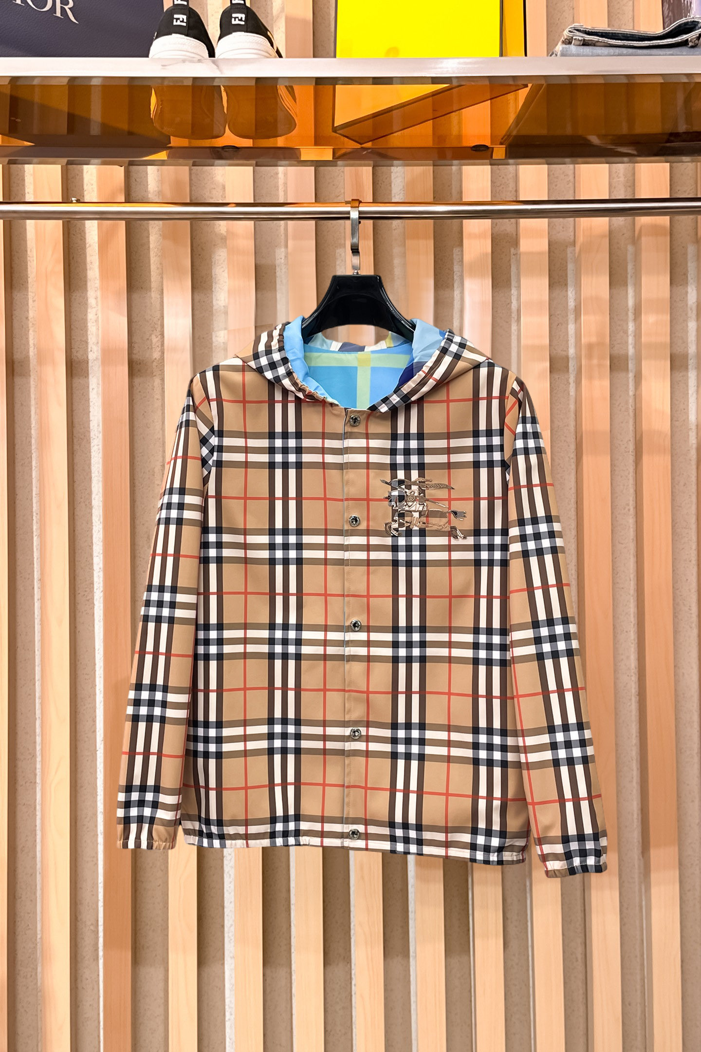 NO:870088,Same style as BURBERRY's official website. Double-sided plaid jacket | Two sides in one. Style as you like. Light plaid vs. blue plaid. Double-sided design. One side is a classic light blue plaid, demonstrating British elegance;  Double-sided jacket | Plaid/blue plaid double-sided switch, lightweight cotton feel, breathable and comfortable. All-black zipper + hood design, free interpretation of British classics and modern minimalism. 48-56 (model is 173,143 pounds, upper body size 50),, burberry, jackets & coats, hats,19860909BURBERRY 官网同款 双面格纹夹克 | 一衣双面 格调随心 浅格纹 vs 蓝色格子双面设计 一面经典浅蓝格纹,演绎英伦优雅；一面简约蓝色格子打造都市极简.轻量棉质混纺面料,舒适透气.全黑拉链贯穿设计,搭配可调节连帽与袖口松紧,细节彰显品质.金属背景与暖光映衬,凸显立体剪裁与高级质感. 双面夹克｜格纹/蓝色格子双面切换,轻量棉感透气舒适.全黑拉链+连帽设计,英伦经典与现代极简自由演绎.48-56（模特173,143斤上身50码）,,burberry,jackets & coats,hats,,Men's clothing