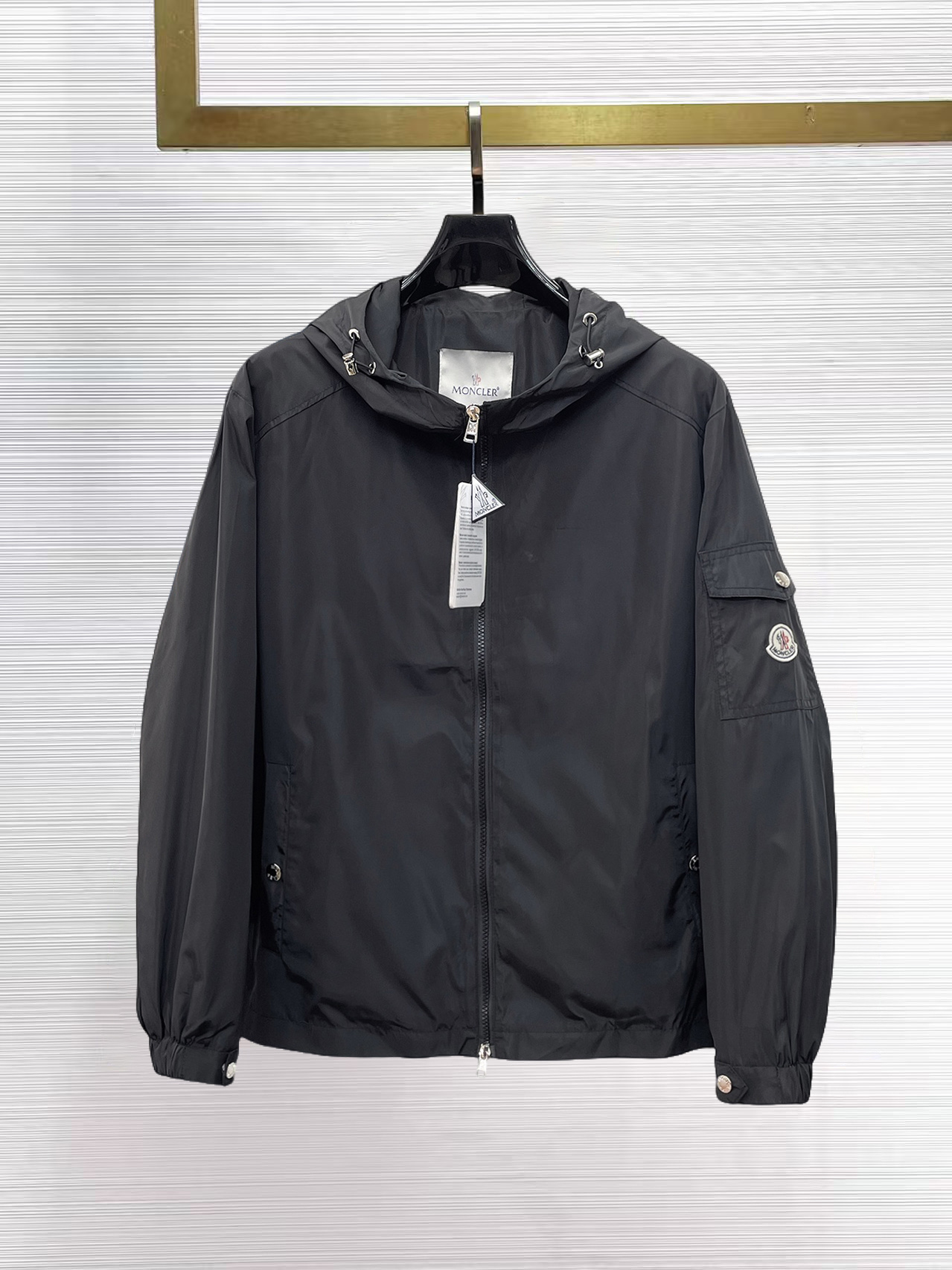 NO:869309,Mengkou The same style as the official website, complete with three labels, on sale in advance. 2026ss new spring men's jacket, double-sided original single with three labels, high-end version. Custom-made fabrics at the counter. High breathability and comfort, impeccable details, brand element design concept, reflecting high quality. Delicate and soft feel. Casual tailoring, excellent upper body size. Size M~3XL, maximum wearing capacity is 195 pounds. Moncler, jackets & coats, jackets & coats,19860909蒙口 官网同款,三标齐全,提前发售 2026ss开春新款男士夹克外套,双面穿原单三标齐全高端版本 专柜定制面料 透气舒适度高,细节无可挑剔,品牌元素设计理念,体现高品质.手感细腻柔软 呈现休闲裁剪,上身版型超赞 码数M～3XL,最大穿195斤,,Moncler,jackets & coats,jackets & coats,,Men's clothing