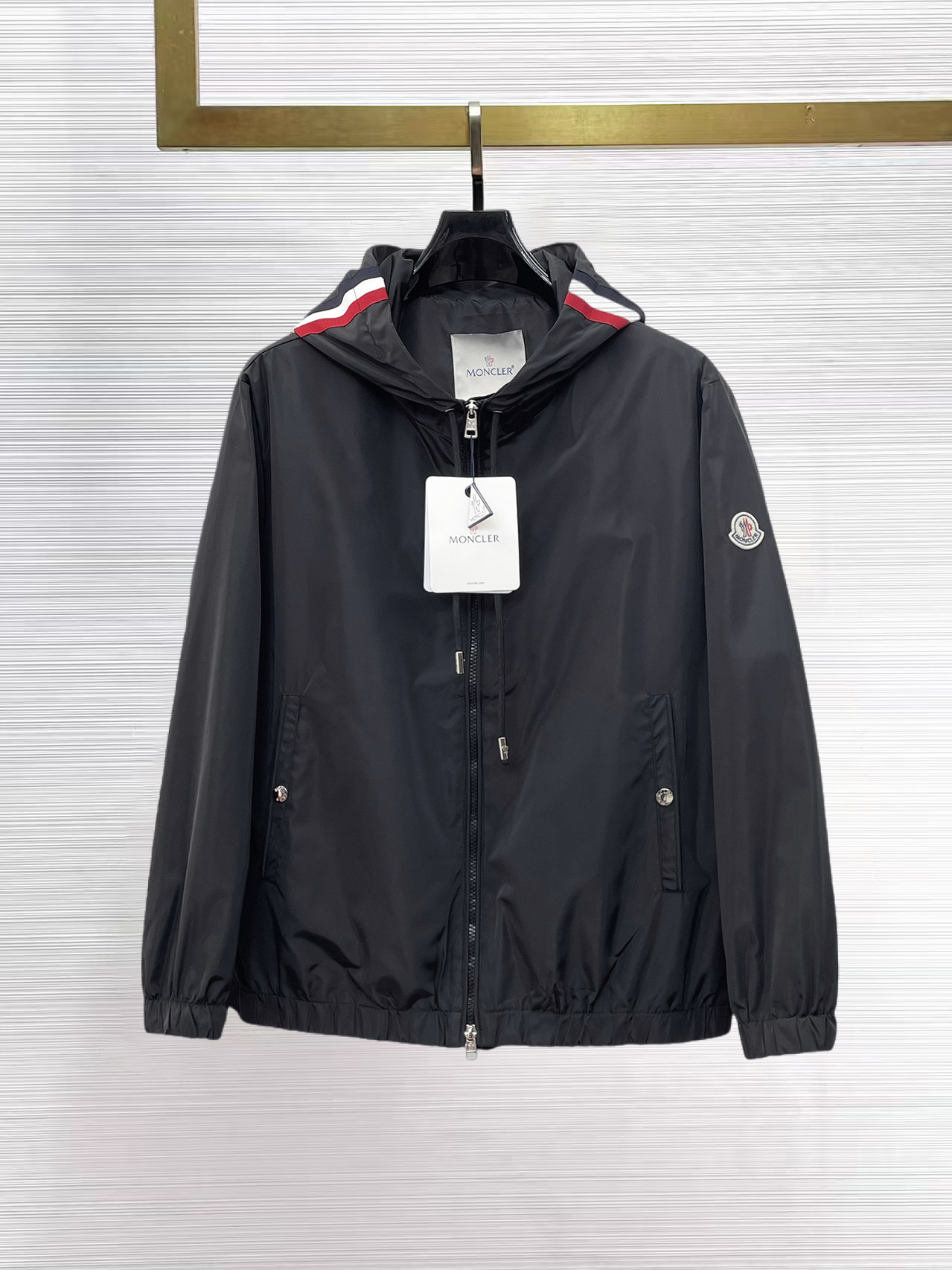 NO:869314,Mengkou The same style as the official website, complete with three labels, on sale in advance. 2026ss new spring men's jacket, double-sided original single with three labels, high-end version. Custom-made fabrics at the counter. High breathability and comfort, impeccable details, brand element design concept, reflecting high quality. Delicate and soft feel. Casual tailoring, excellent upper body size. Size M~3XL, maximum wearing capacity is 195 pounds. Moncler, jackets & coats, jackets & coats,19860909蒙口 官网同款,三标齐全,提前发售 2026ss开春新款男士夹克外套,双面穿原单三标齐全高端版本 专柜定制面料 透气舒适度高,细节无可挑剔,品牌元素设计理念,体现高品质.手感细腻柔软 呈现休闲裁剪,上身版型超赞 码数M～3XL,最大穿195斤,,Moncler,jackets & coats,jackets & coats,,Men's clothing