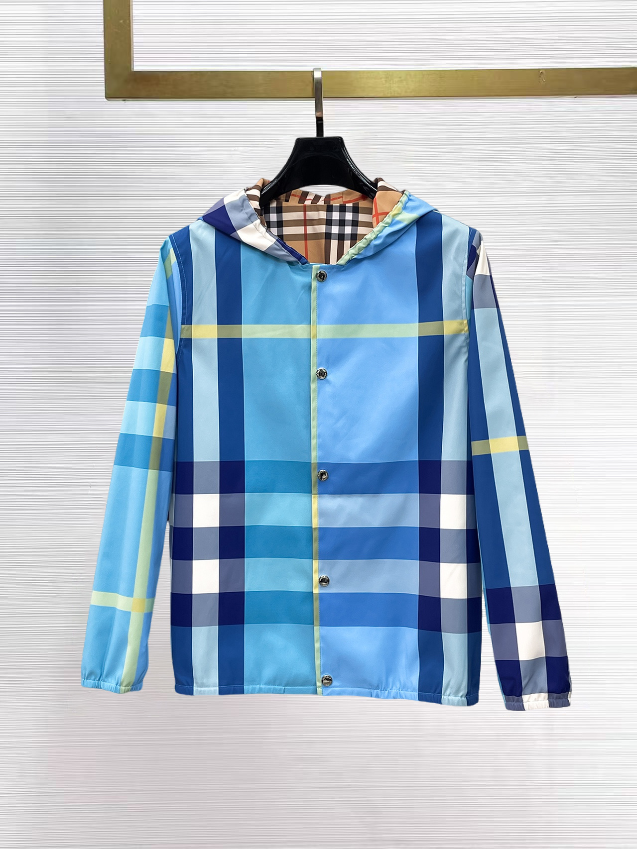 NO:869316,Same style as BURBERRY's official website. Double-sided plaid jacket | Two sides in one. Style as you like. Light plaid vs. blue plaid. Double-sided design. One side is a classic light blue plaid, demonstrating British elegance;  Double-sided jacket | Plaid/blue plaid double-sided switch, lightweight cotton feel, breathable and comfortable. All-black zipper + hood design, free interpretation of British classics and modern minimalism. 48-56 (model is 173,143 pounds, upper body size 50),, burberry, jackets & coats, hats,19860909BURBERRY 官网同款 双面格纹夹克 | 一衣双面 格调随心 浅格纹 vs 蓝色格子双面设计 一面经典浅蓝格纹,演绎英伦优雅；一面简约蓝色格子打造都市极简.轻量棉质混纺面料,舒适透气.全黑拉链贯穿设计,搭配可调节连帽与袖口松紧,细节彰显品质.金属背景与暖光映衬,凸显立体剪裁与高级质感. 双面夹克｜格纹/蓝色格子双面切换,轻量棉感透气舒适.全黑拉链+连帽设计,英伦经典与现代极简自由演绎.48-56（模特173,143斤上身50码）,,burberry,jackets & coats,hats,,Men's clothing