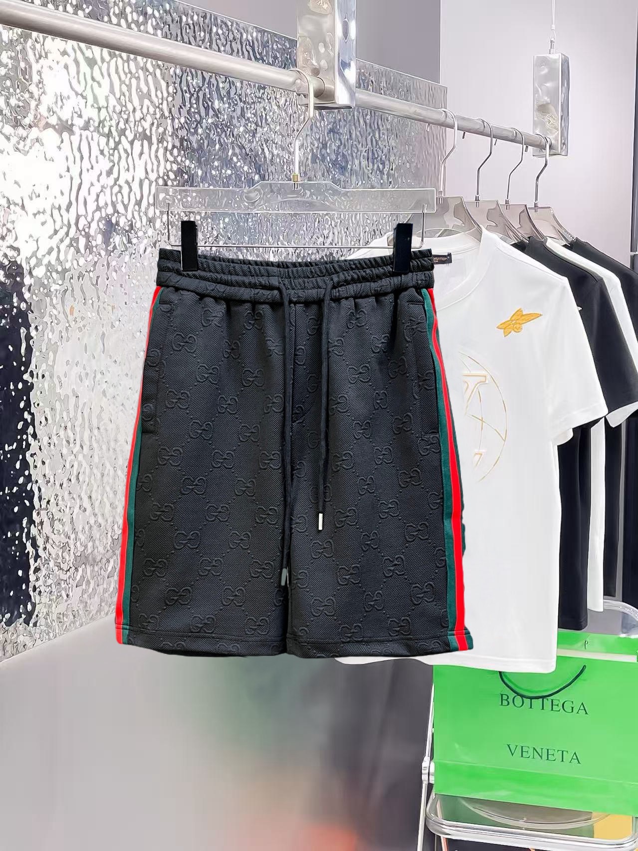 NO:862725,Gucci's three-standard complete 2026 new summer men's casual shorts, advanced custom-made breathable fabrics, extremely breathable, elastic and comfortable, impeccable details, top-grade accessories, original logo design concept, delicate and soft feel!  The upper body fit is awesome!  Sizes M-XXXL, please state your height and weight when ordering,,shorts,19860909古奇 三标齐全 2026夏季新款男士休闲短裤,高级定制面料透气面料 透气弹力舒适度极高,细节无可挑剔,顶级辅料配备,原版logo设计理念,手感细腻柔软！上身版型超赞！尺码M-XXXL下单报身高体重,,shorts,,Men's clothing