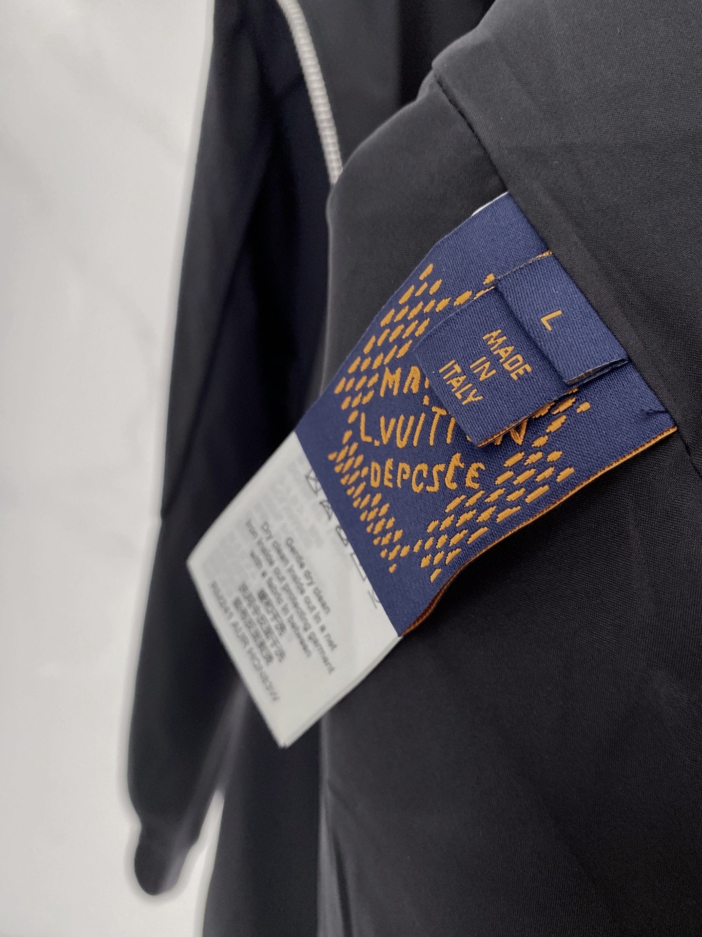 Louis Vuitton LV驴家26新款春装新品夹克 帽子可拆卸 采用拼接全身提花面料 面料全部采用定制定染的工艺