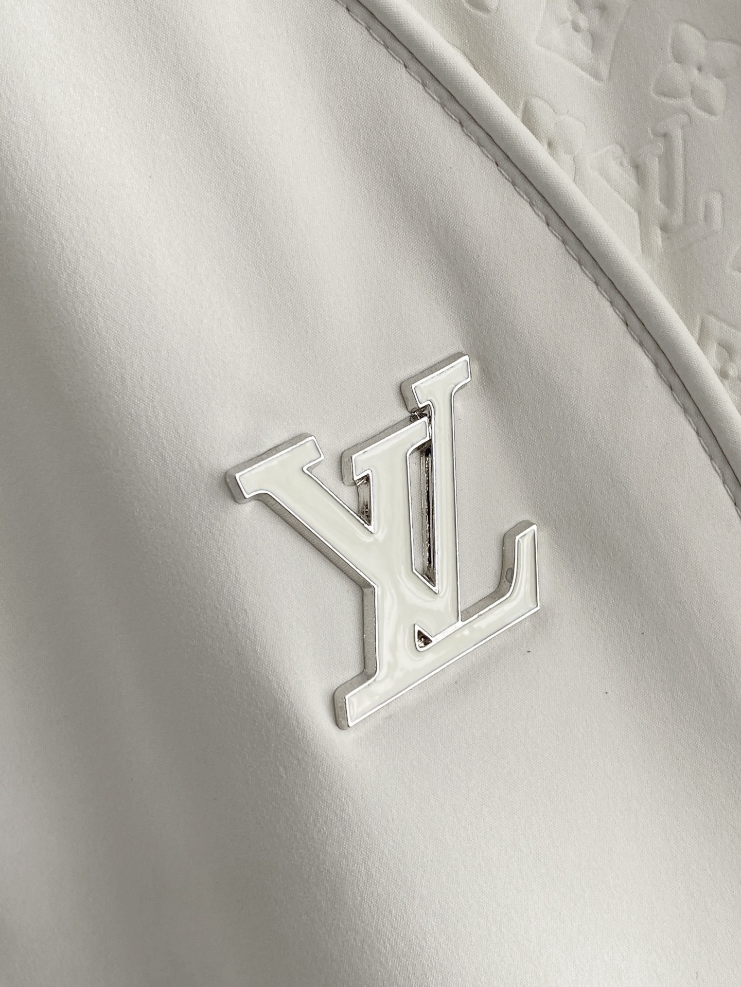 Louis Vuitton LV驴家26新款春装新品夹克 帽子可拆卸 采用拼接全身提花面料 面料全部采用定制定染的工艺