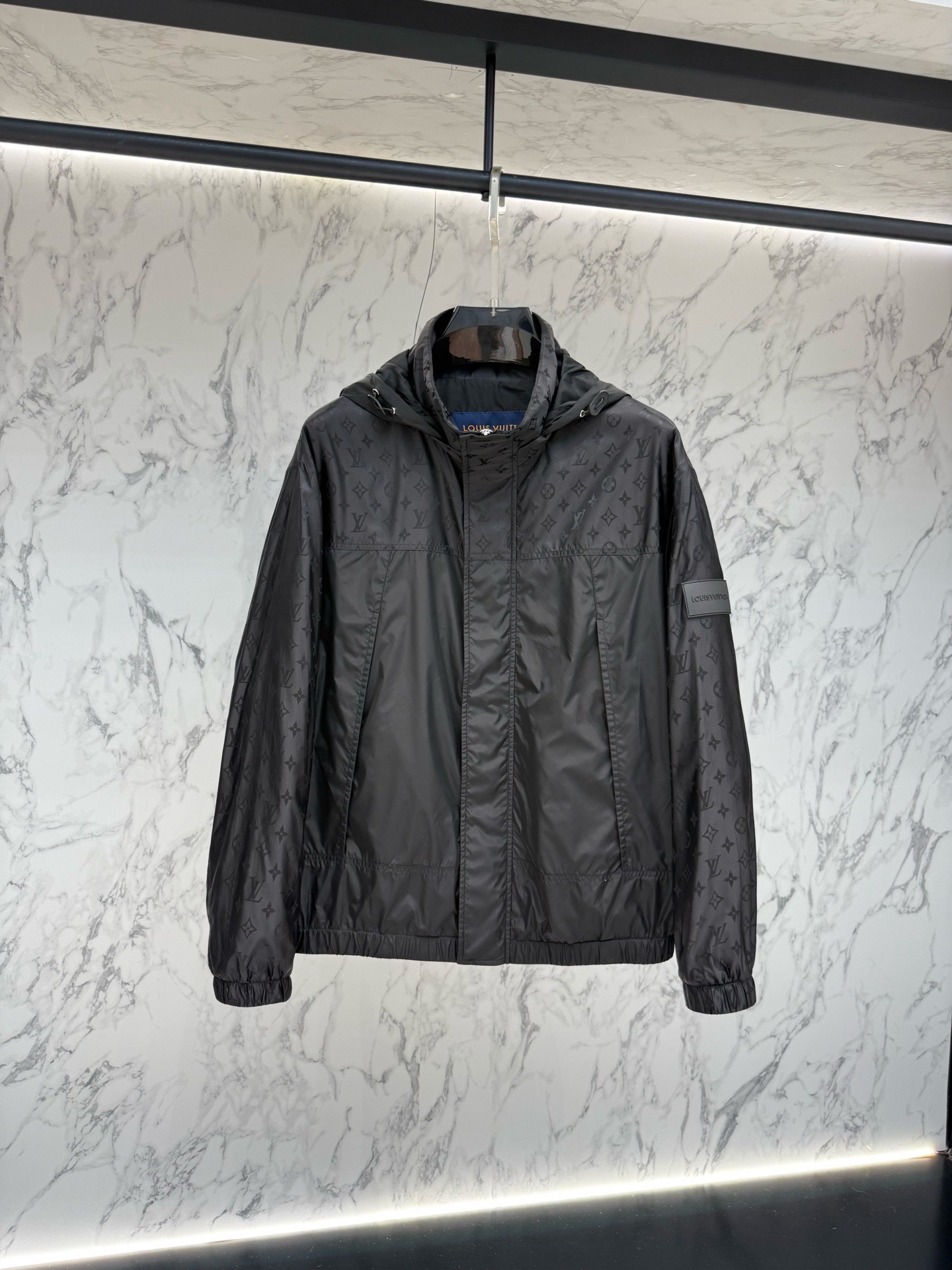 NO:957819,LV Autumn 2026 latest fashion designer jacket. Every detail shows craftsmanship. The design changes are enough high-end structural tailoring to show men's diverse image changes. They are slim and neat, and tailored to meet the current popular multi-layered wear. Versatile style for life. Size 48-56, louis vuitton, jackets & coats, jackets & coats,19860909LV 秋款2026最新款时尚设计师款夹克外套.处处细节显工艺足够的高级结构性剪裁的设计改变来展现男士多样的形象变化,修身利落、剪裁合体,满足时下正流行的多层次穿搭,生活百搭款式 7603 码数48-56,,louis vuitton,jackets & coats,jackets & coats,,Men's clothing