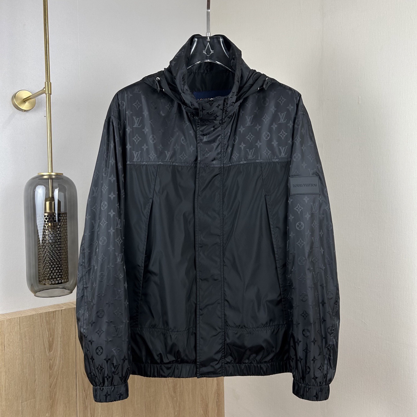 NO:862198,LV 2026 new jacket, solid color zipper hooded placket, spliced ​​with dark patterns, revealing high-end texture in a low-key manner, stylish to wear!  Color Black Size M-3XL,,louis vuitton,jackets & coats,hats,19860909LV 2026新品夹克,纯色拉链连帽开襟,拼接暗纹,低调中透露着高级质感,穿搭有型！ 颜色黑色 码数M-3XL,,louis vuitton,jackets & coats,hats,,Men's clothing