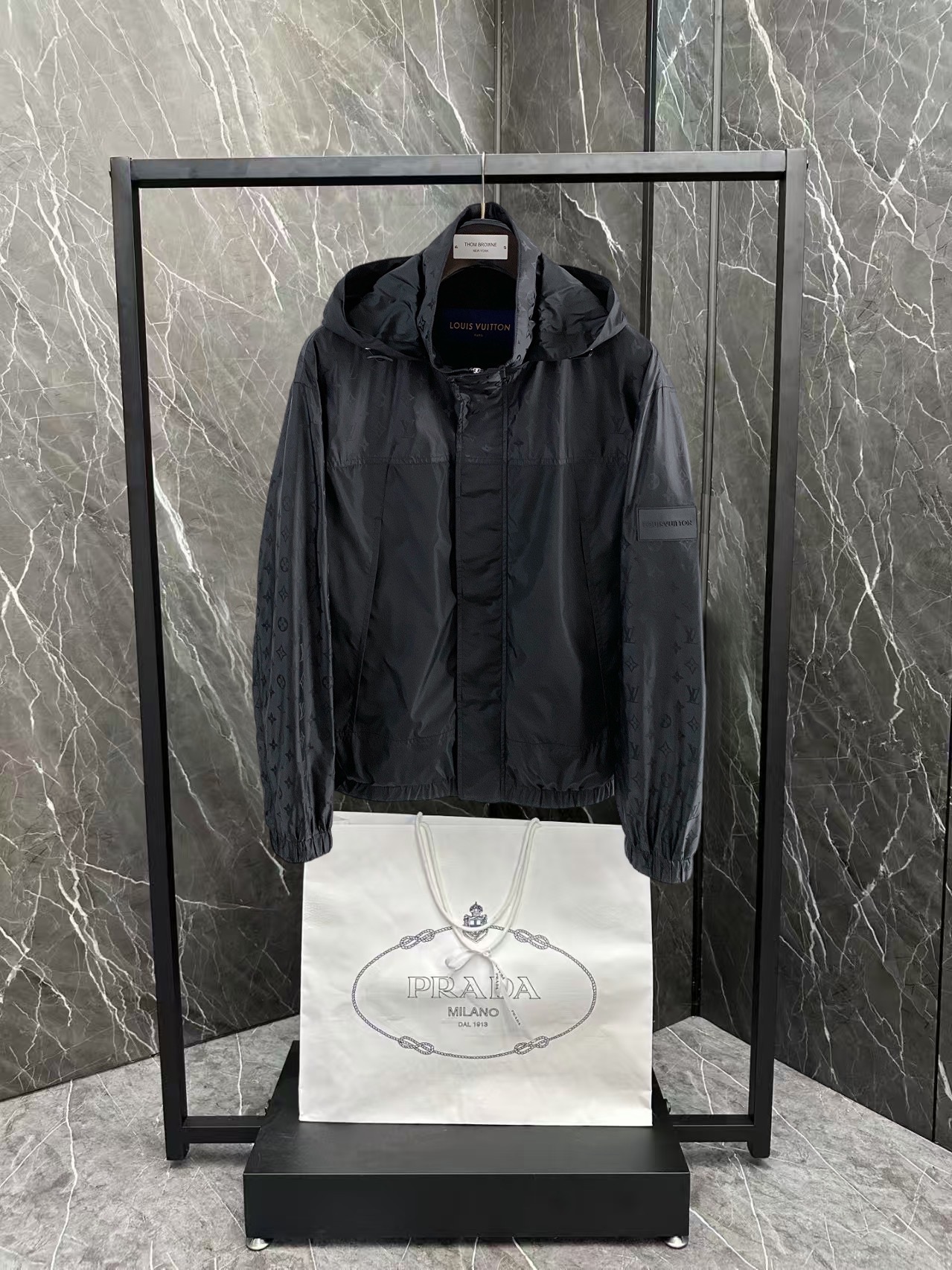 NO:876463,LV’s 26 new spring jackets have a detachable hood and are made of spliced ​​jacquard fabrics. All the fabrics are custom-made and dyed. It takes 20 days to make a single fabric. It is produced by a large factory and the quality is absolutely guaranteed. The upper body effect is super good, trendy and versatile, and the accessories are all original 1:1 mold customization. Absolutely worth the money!  Color Black Size 48-56,,louis vuitton,louis vuitton,louis vuitton,jackets & coats,hats,19860909LV驴家26新款春装新品夹克,帽子可拆卸,采用拼接全身提花面料,面料全部采用定制定染的工艺,单单面料都要耗时20天,大厂出品,质量绝对的保证. 上身效果超级不错,潮流百搭款,辅料全原1:1开模定制.绝对物超所值！ 颜色黑色 码数48-56,,louis vuitton,louis vuitton,louis vuitton,jackets & coats,hats,,Men's clothing