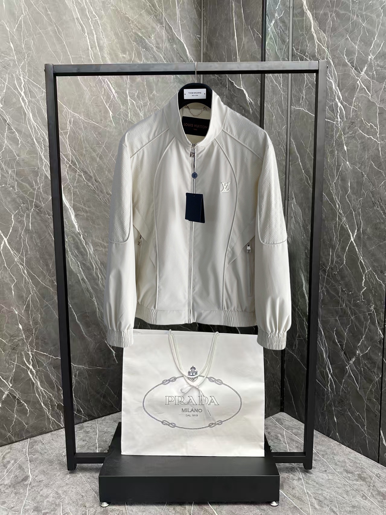 NO:876455,LV’s 26 new spring jackets have a detachable hood and are made of spliced ​​jacquard fabrics. All the fabrics are custom-made and dyed. It takes 20 days to make a single fabric. It is produced by a large factory and the quality is absolutely guaranteed. The upper body effect is super good, trendy and versatile, and the accessories are all original 1:1 mold customization. Absolutely worth the money!  Color Black Off-white Size 48-56,,louis vuitton,louis vuitton,louis vuitton,jackets & coats,hats,19860909LV驴家26新款春装新品夹克,帽子可拆卸,采用拼接全身提花面料,面料全部采用定制定染的工艺,单单面料都要耗时20天,大厂出品,质量绝对的保证. 上身效果超级不错,潮流百搭款,辅料全原1:1开模定制.绝对物超所值！ 颜色黑色 米白 码数48-56,,louis vuitton,louis vuitton,louis vuitton,jackets & coats,hats,,Men's clothing