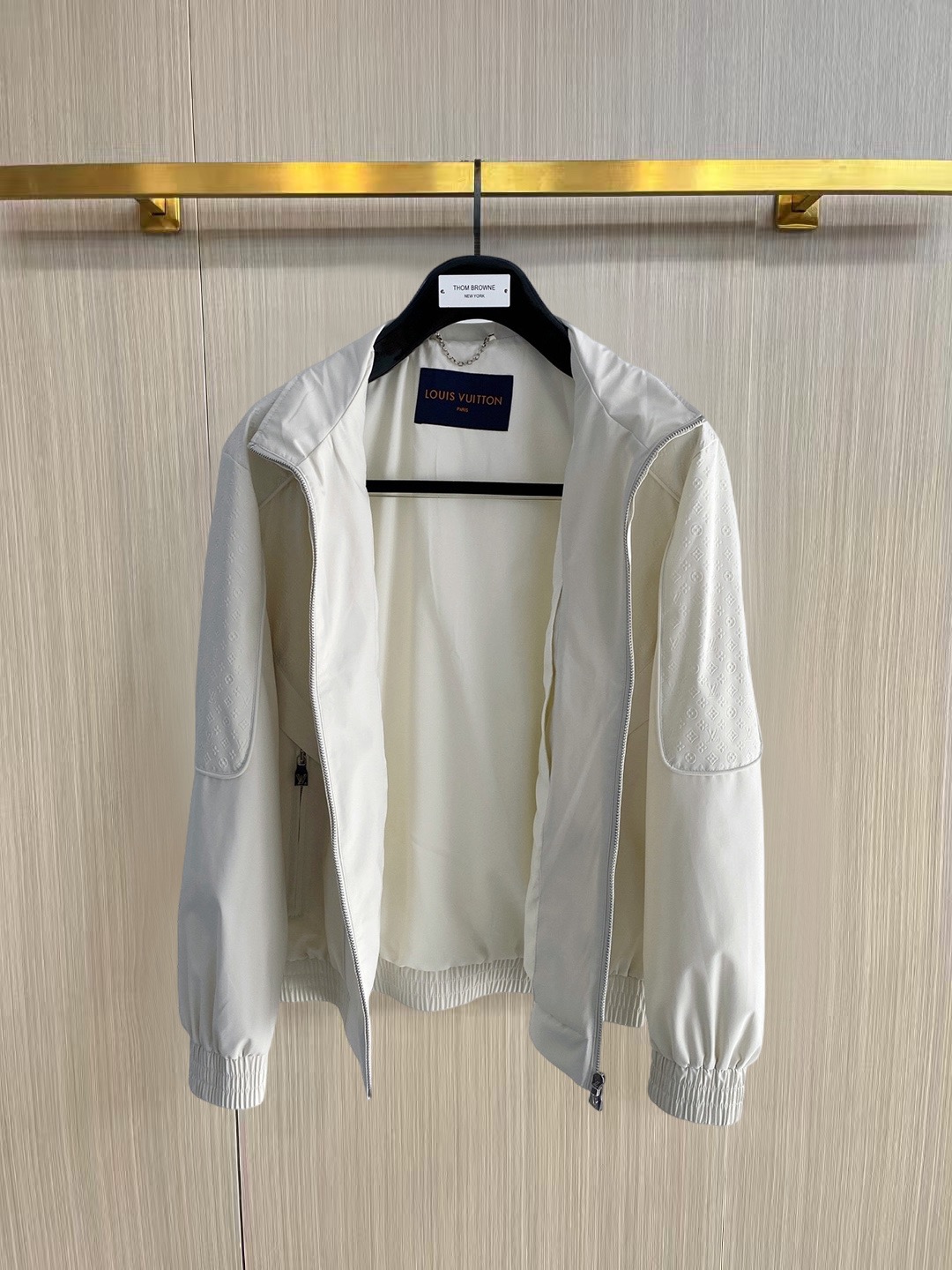 Louis Vuitton LV驴家26新款春装新品夹克 帽子可拆卸 采用拼接全身提花面料 面料全部采用定制定染的工艺
