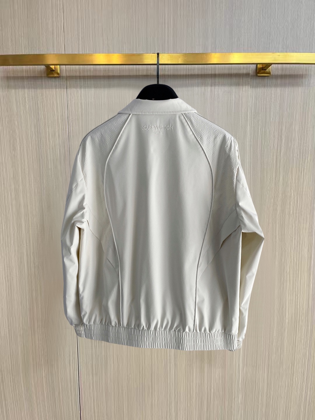 Louis Vuitton LV驴家26新款春装新品夹克 帽子可拆卸 采用拼接全身提花面料 面料全部采用定制定染的工艺