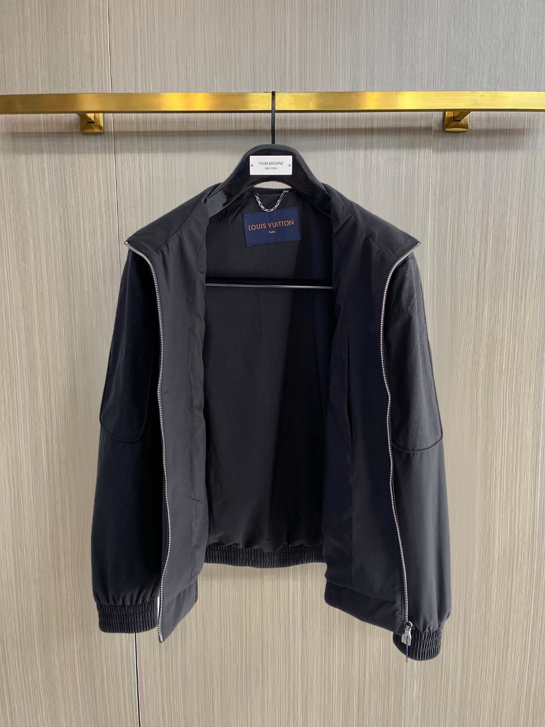 Louis Vuitton LV驴家26新款春装新品夹克 帽子可拆卸 采用拼接全身提花面料 面料全部采用定制定染的工艺