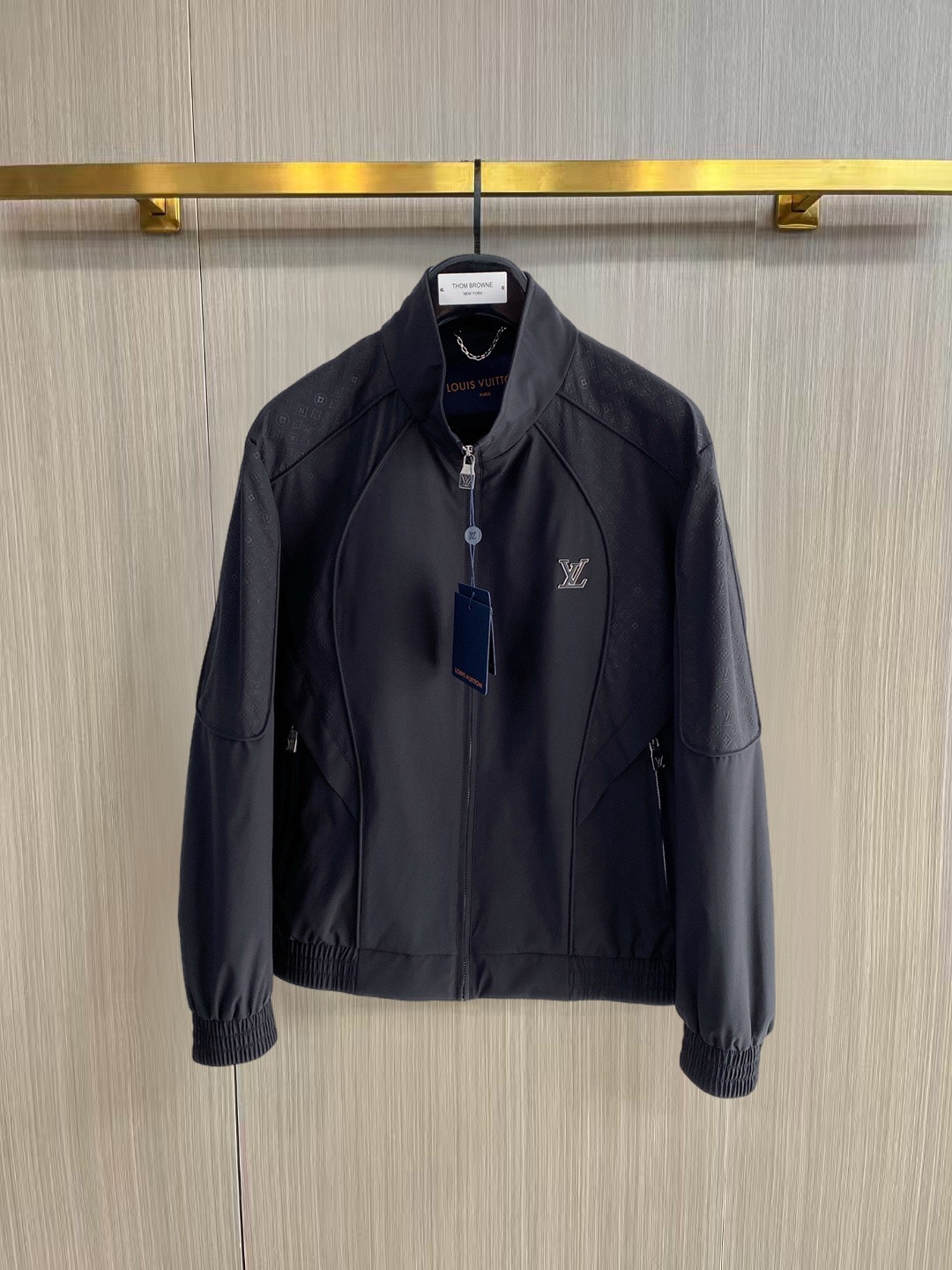 Louis Vuitton LV驴家26新款春装新品夹克 帽子可拆卸 采用拼接全身提花面料 面料全部采用定制定染的工艺