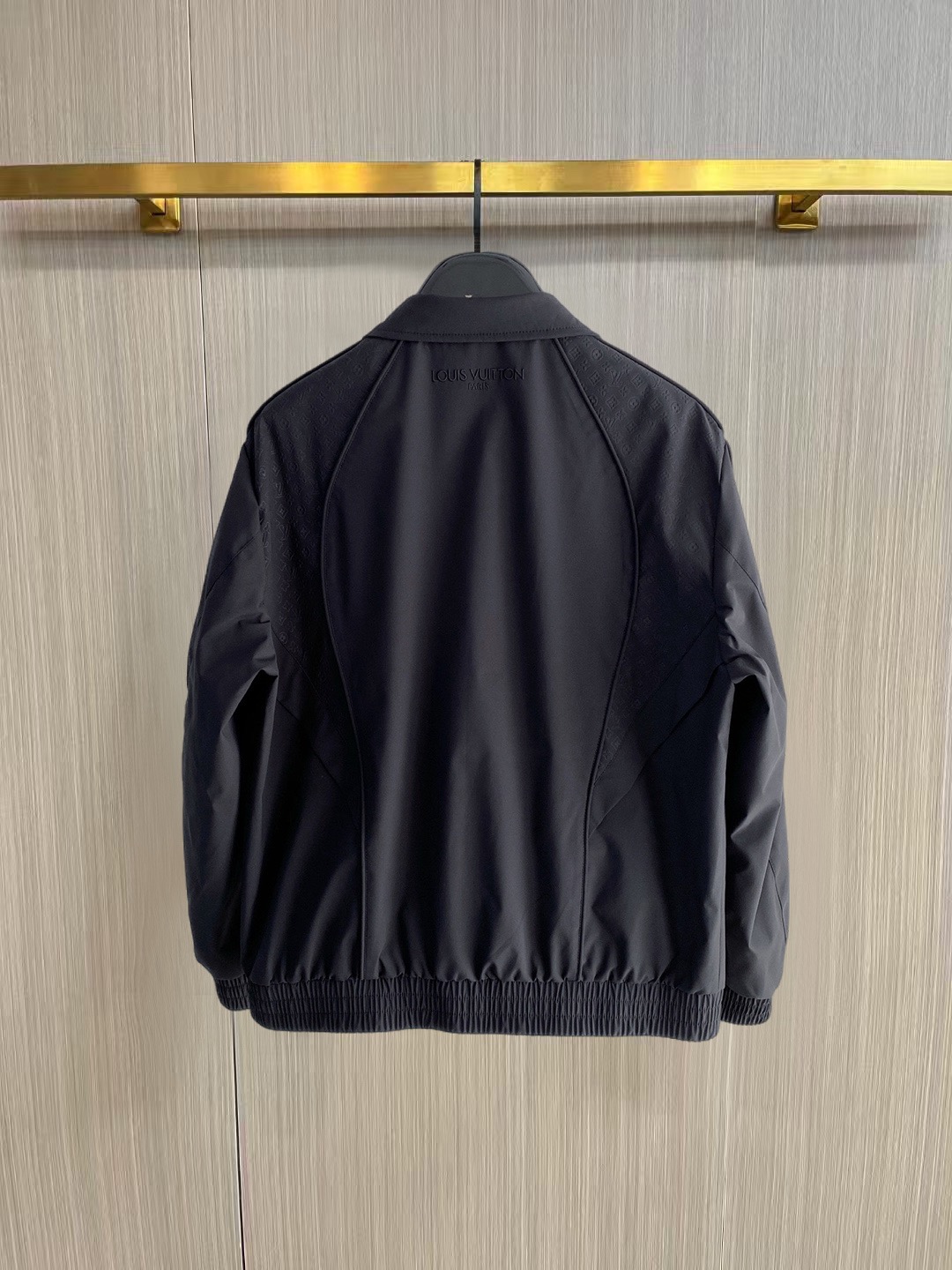 Louis Vuitton LV驴家26新款春装新品夹克 帽子可拆卸 采用拼接全身提花面料 面料全部采用定制定染的工艺