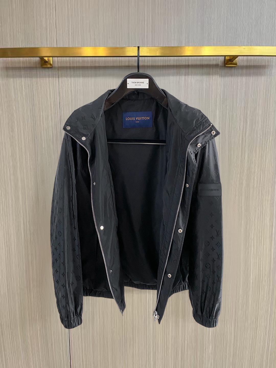 Louis Vuitton LV驴家26新款春装新品夹克 帽子可拆卸 采用拼接全身提花面料 面料全部采用定制定染的工艺