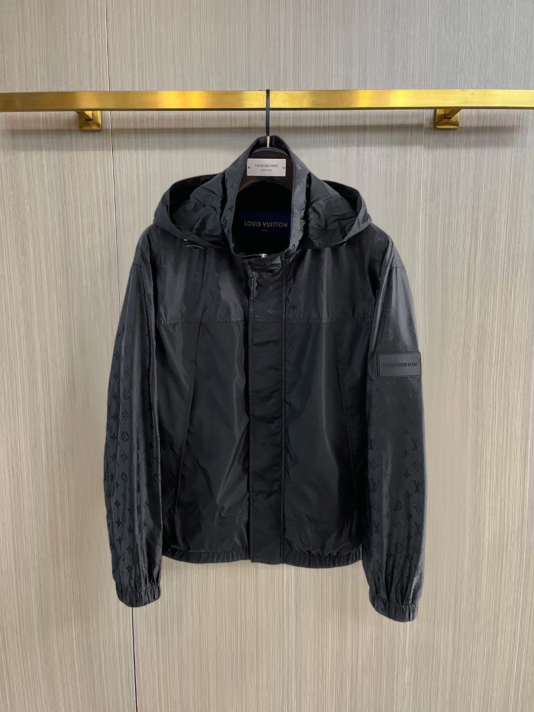 Louis Vuitton LV驴家26新款春装新品夹克 帽子可拆卸 采用拼接全身提花面料 面料全部采用定制定染的工艺