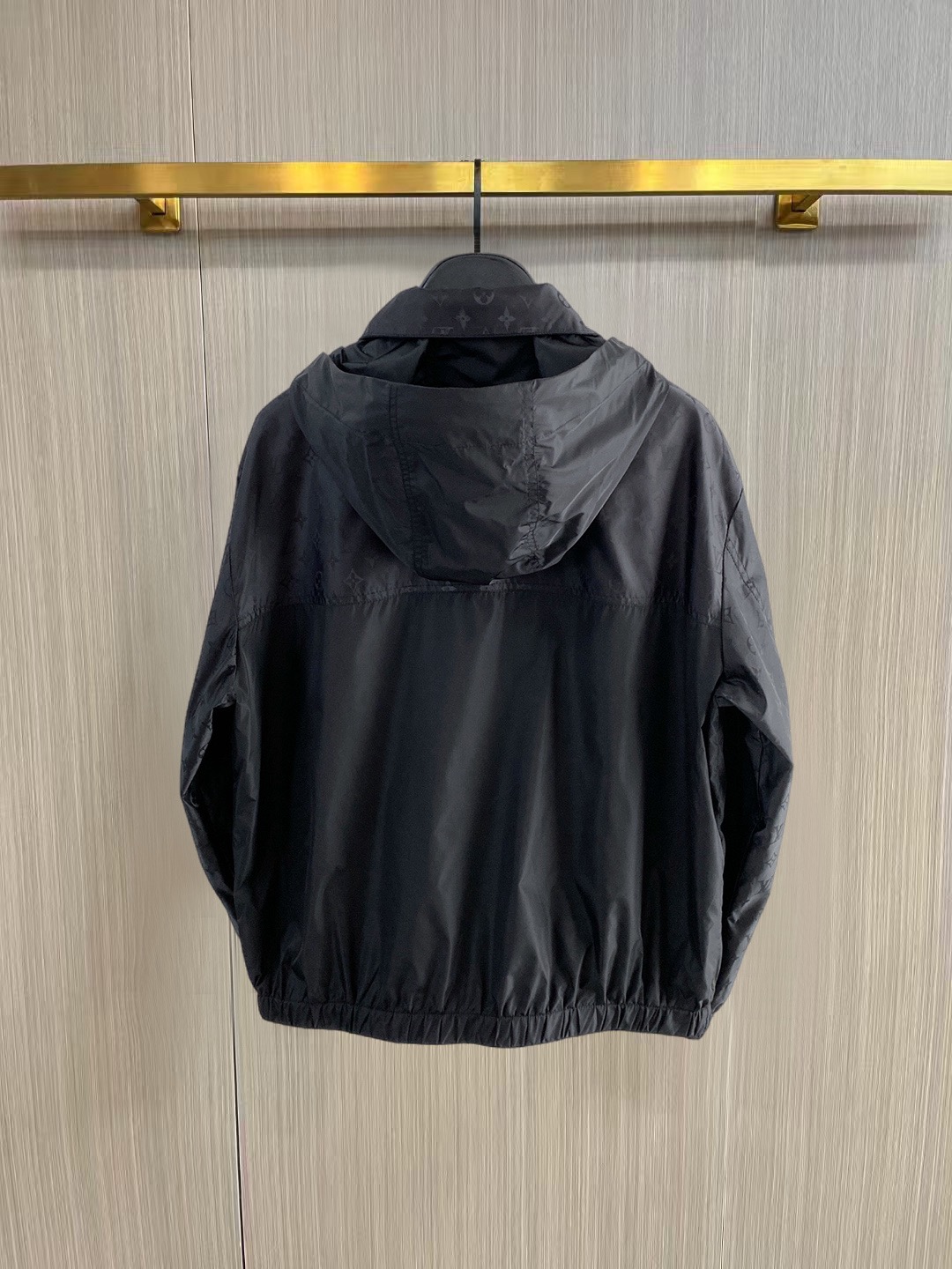 Louis Vuitton LV驴家26新款春装新品夹克 帽子可拆卸 采用拼接全身提花面料 面料全部采用定制定染的工艺