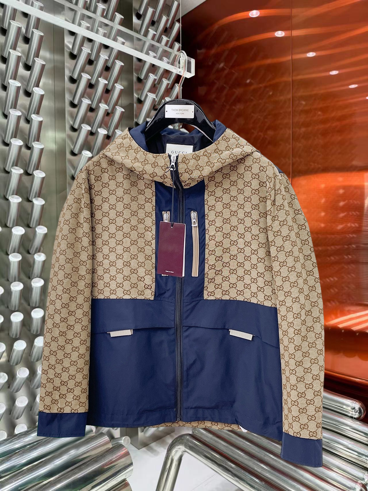 NO:774855,Same style as Gucci official website, on sale in advance!  2026ss new spring men's jackets, original high-end version with three standards!  , counter-customized fabrics with high breathability and comfort, impeccable details, brand element design concept, reflecting high quality. It feels delicate and soft!  It presents a casual cut and the upper body shape is awesome!  Size M～3XL, maximum wearing capacity is 195 catties.,,jackets & coats,jackets & coats,19860909古奇 官网同款,提前发售！2026ss开春新款男士夹克外套,原单三标齐全高端版本！,专柜定制面料 透气舒适度高,细节无可挑剔,品牌元素设计理念,体现高品质.手感细腻柔软！呈现休闲裁剪,上身版型超赞！码数M～3XL,最大穿195斤.,,jackets & coats,jackets & coats,,Men's clothing