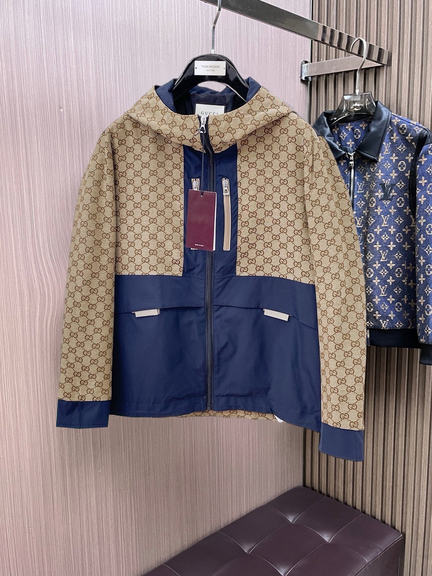 NO:777362,Same style as Gucci official website, on sale in advance!  2026ss new spring men's jackets, original high-end version with three standards!  With hidden hood, custom-made fabrics at the counter, highly breathable and comfortable, impeccable details, brand element design concept, reflecting high quality. It feels delicate and soft!  It presents a casual cut and the upper body shape is awesome!  Size M～3XL, maximum wearing capacity is 195 catties.,,jackets & coats,jackets & coats,hats,19860909古奇 官网同款,提前发售！2026ss开春新款男士夹克外套,原单三标齐全高端版本！带隐藏帽,专柜定制面料 透气舒适度高,细节无可挑剔,品牌元素设计理念,体现高品质.手感细腻柔软！呈现休闲裁剪,上身版型超赞！码数M～3XL,最大穿195斤.,,jackets & coats,jackets & coats,hats,,Men's clothing