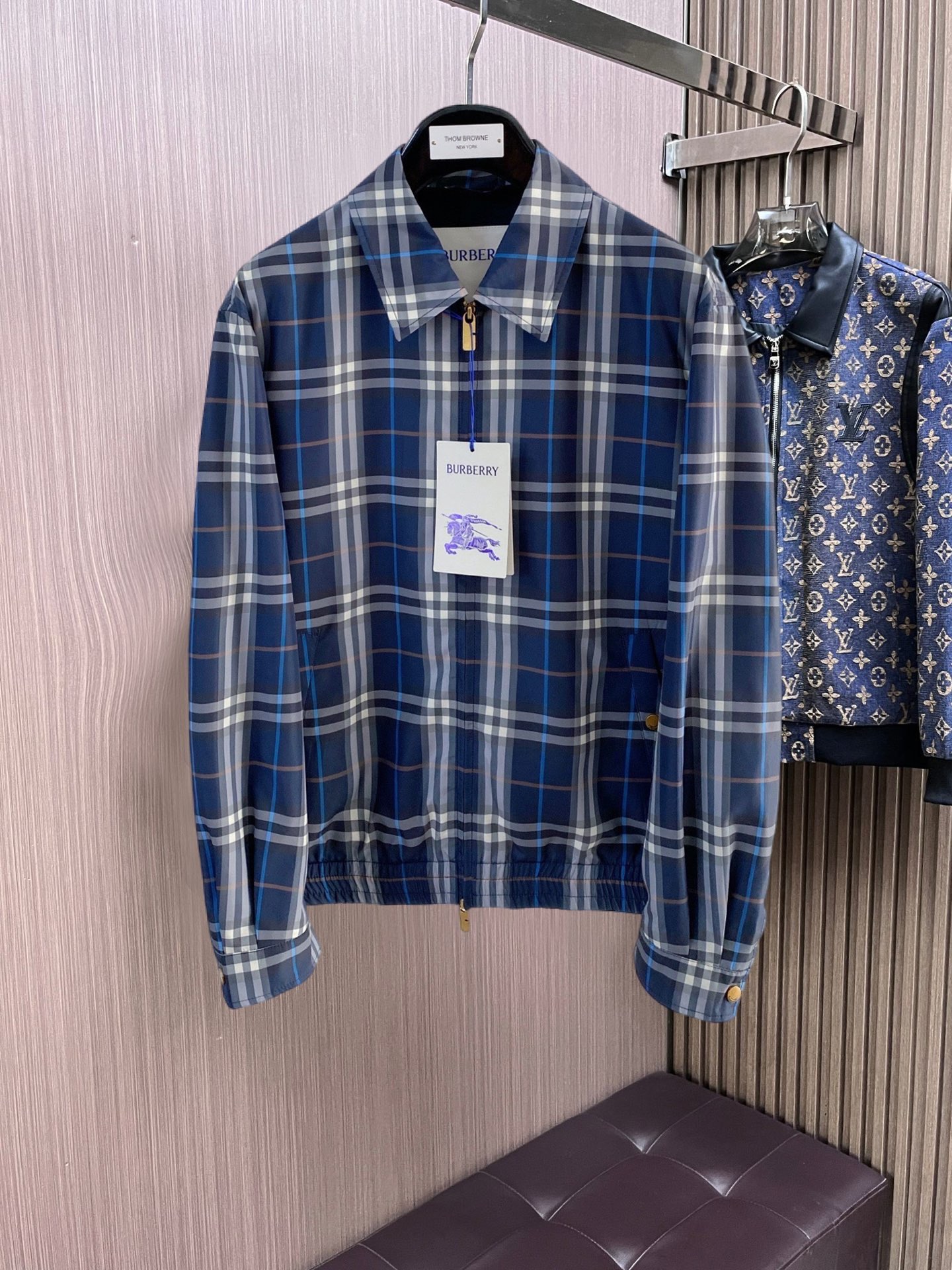 NO:777366,Burberry 2026 spring new men's jacket. Original 1:1 customized hardware accessories. All imported and original customization. Welcome to compare at the counter. Super soft, super heavy fabric workmanship, perfect fit. Pay attention to the fabric and super comfortable. Exclusive model. Non-market goods. Same size for men and women, M ~ XXXL,,burberry,jackets & coats,jackets & coats,19860909巴宝莉 2026春装新款男士夹克外套 原版1:1订制五金配件全进口原版定制 欢迎专柜对比 超柔软 超级重面料做工杠杠的版型完美 注意面料超舒服 独家款 非市场货 男女同款尺码M ～XXXL,,burberry,jackets & coats,jackets & coats,,Men's clothing