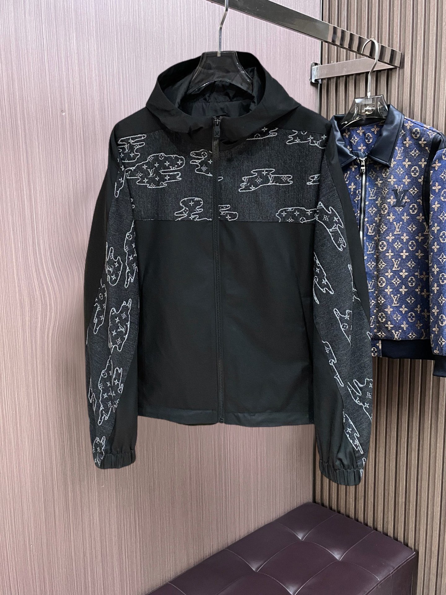 NO:777370,LV 2026ss new spring jacket, full high-end version!  Haute couture counter fabric accessories, high breathability and comfort, impeccable details, exquisite workmanship and complex craftsmanship, casual tailoring, awesome upper body shape, color black blue, size M~3XL,, louis vuitton, jackets & coats, jackets & coats,19860909LV 2026ss春季新款夹克外套 全高端版本！高定专柜面料辅料,透气舒适度高,细节无可挑剔,做工考究工艺复杂,呈现休闲裁剪,上身版型超赞 颜色黑色 蓝色 码数M~3XL,,louis vuitton,jackets & coats,jackets & coats,,Men's clothing