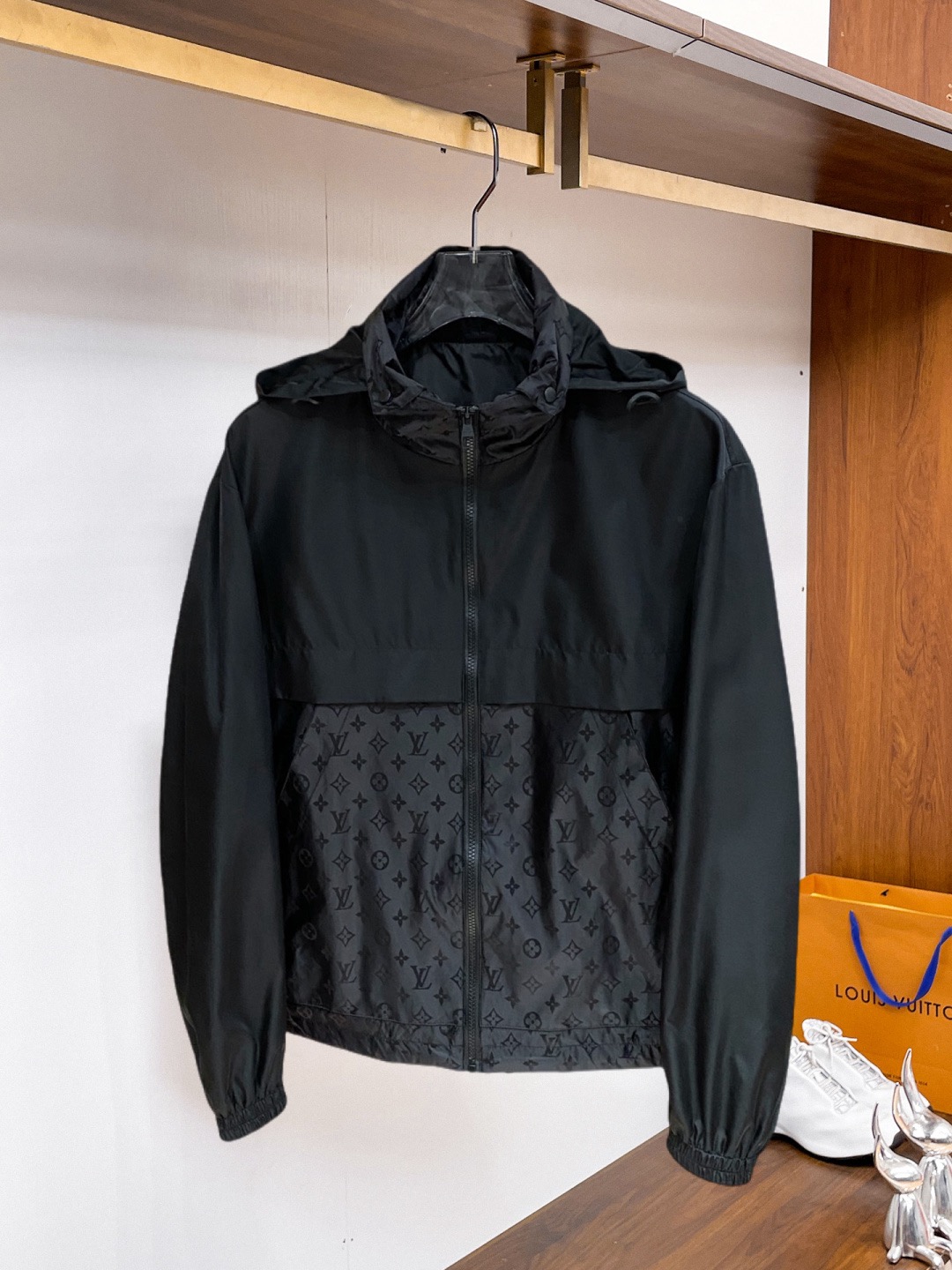 NO:937775,LV 2026 autumn new men's jacket. Original 1:1 customized hardware accessories. All imported and original customization. Welcome to compare at the counter. Super soft, super heavy fabric, perfect workmanship. Pay attention to the fabric and super comfortable. Exclusive model. Non-market goods. Same size for men and women. M ~ XXXL,, louis vuitton, jackets & coats, jackets & coats,19860909LV 2026秋装新款男士夹克外套 原版1:1订制五金配件全进口原版定制 欢迎专柜对比 超柔软 超级重面料做工杠杠的版型完美 注意面料超舒服 独家款 非市场货 男女同款尺码M ～XXXL,,louis vuitton,jackets & coats,jackets & coats,,Men's clothing