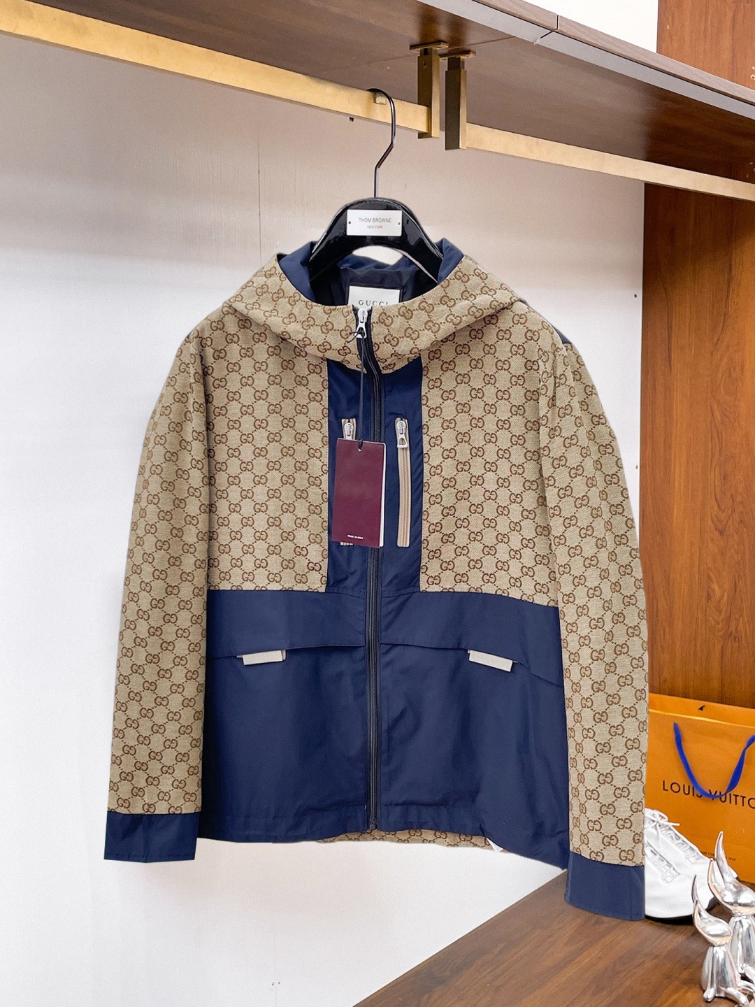 NO:937749,Gucci 2026 autumn new men's jacket. Original 1:1 customized hardware accessories, all imported and original customization. Welcome to compare at the counter. Super soft, super heavy fabric, perfect workmanship. Pay attention to the fabric, which is super comfortable. Exclusive model. Not available in the market. Same size for men and women, M ~ XXXL,,jackets & coats,jackets & coats,19860909古奇 2026秋装新款男士夹克外套 原版1:1订制五金配件全进口原版定制 欢迎专柜对比 超柔软 超级重面料做工杠杠的版型完美 注意面料超舒服 独家款 非市场货 男女同款尺码M ～XXXL,,jackets & coats,jackets & coats,,Men's clothing